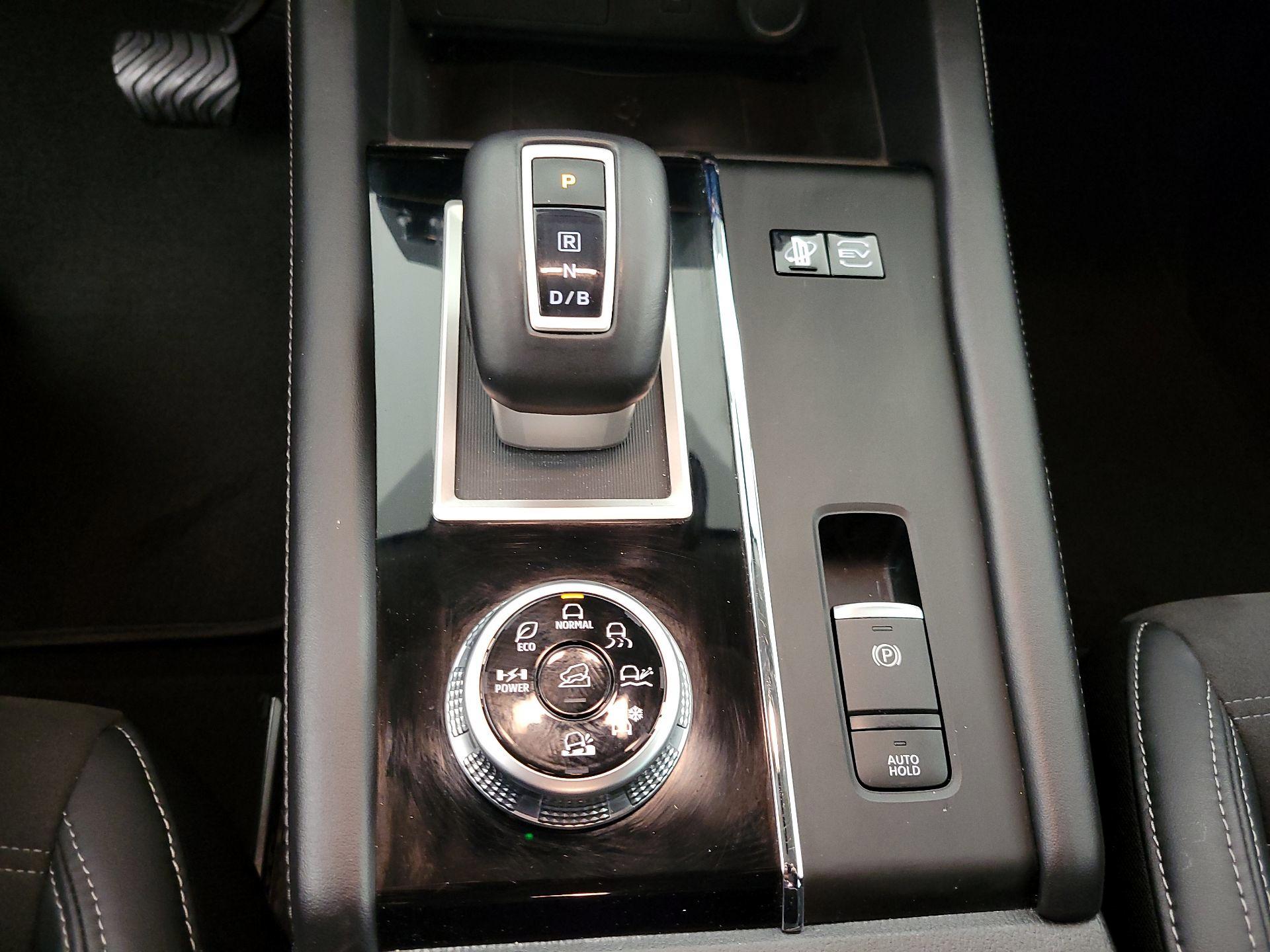 Thumbnail: 2023 Mitsubishi Outlander - 18