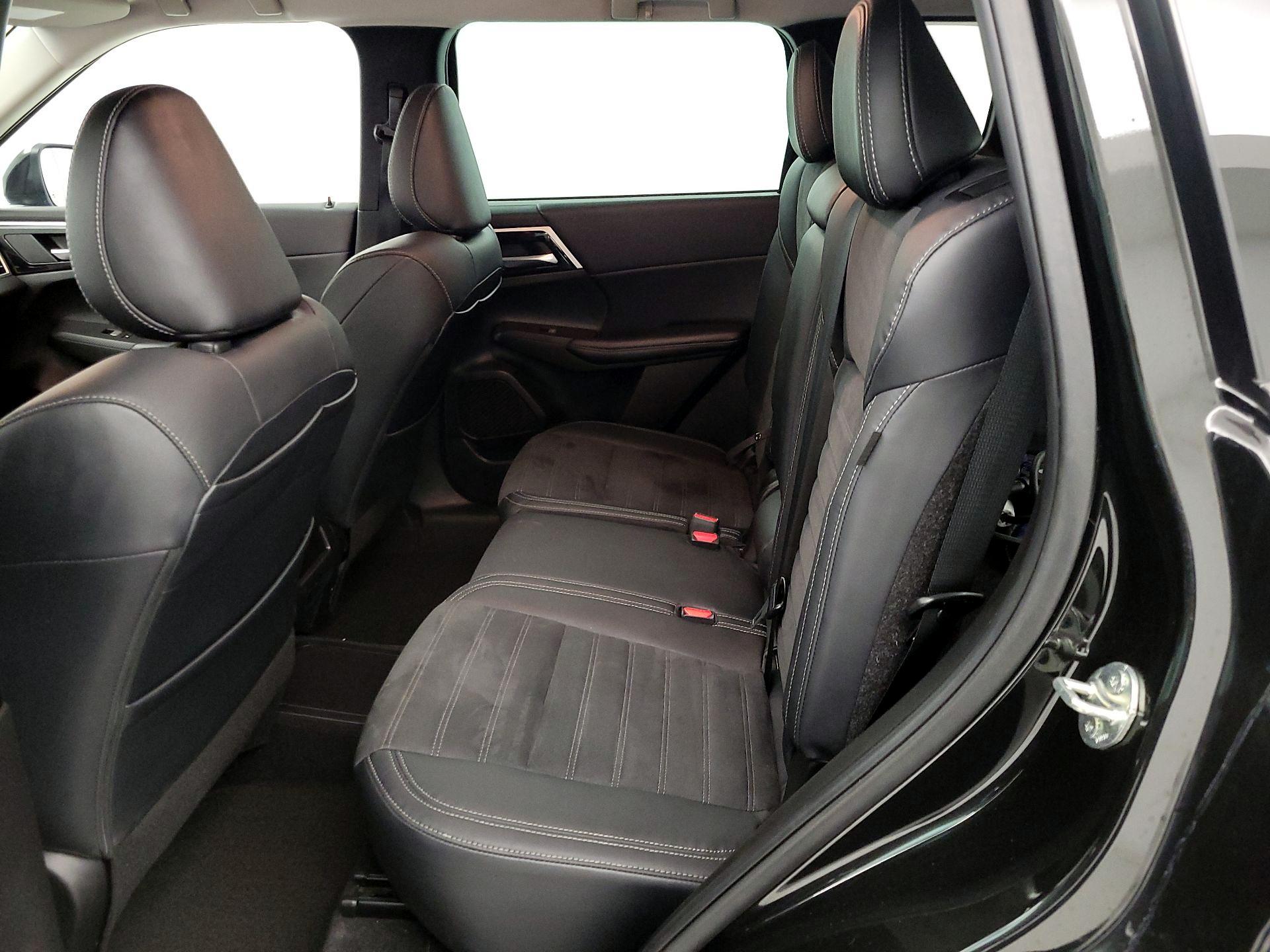 Thumbnail: 2023 Mitsubishi Outlander - 20