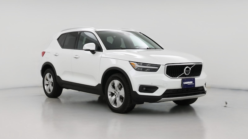 2022 Volvo XC40 T4 Momentum Hero Image