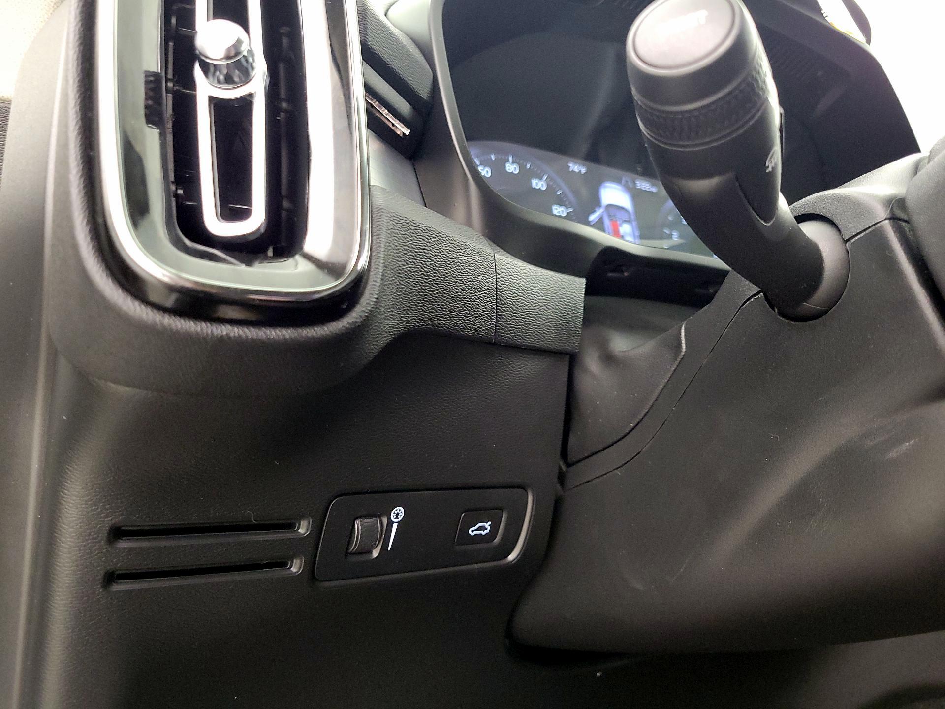 Thumbnail: 2022 Volvo XC40 - 13