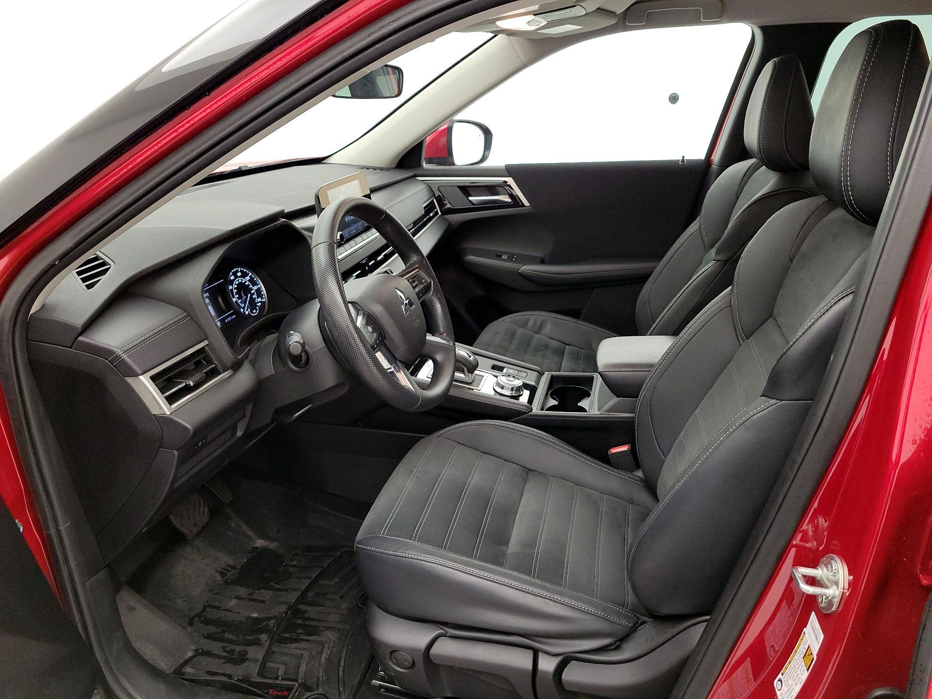 Thumbnail: 2023 Mitsubishi Outlander - 11