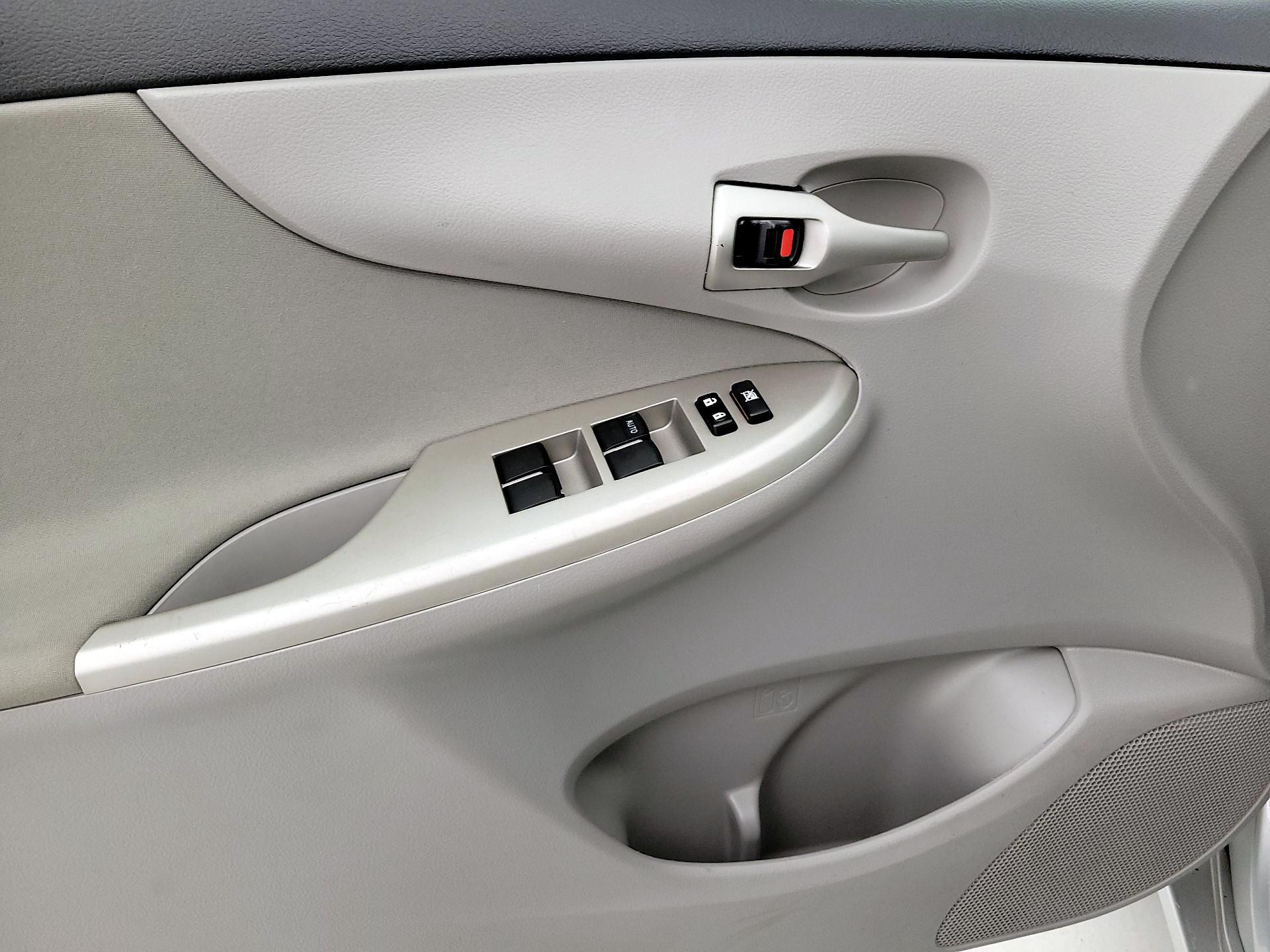 Thumbnail: 2013 Toyota Corolla - 12