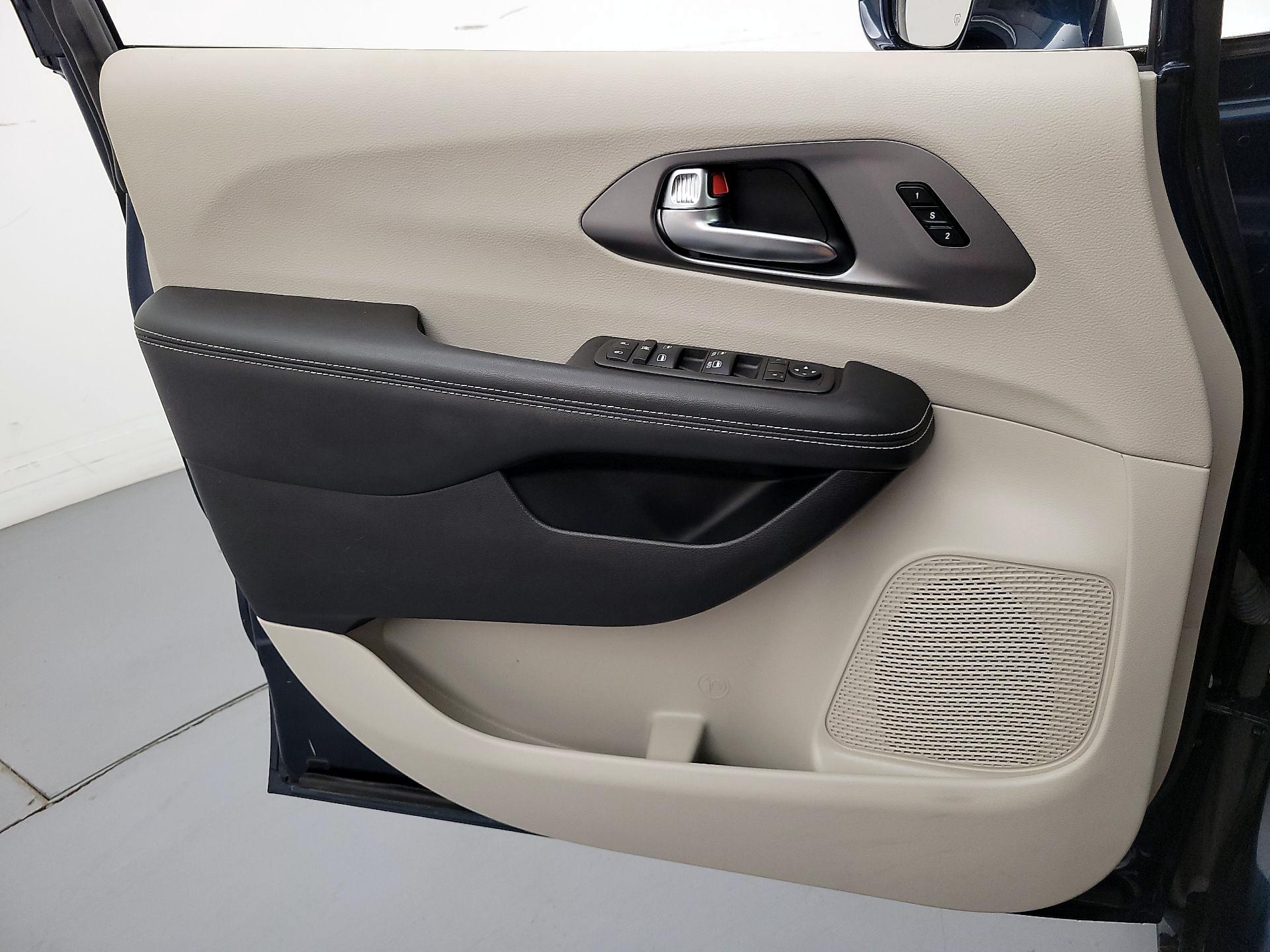 Thumbnail: 2022 Chrysler Pacifica - 12