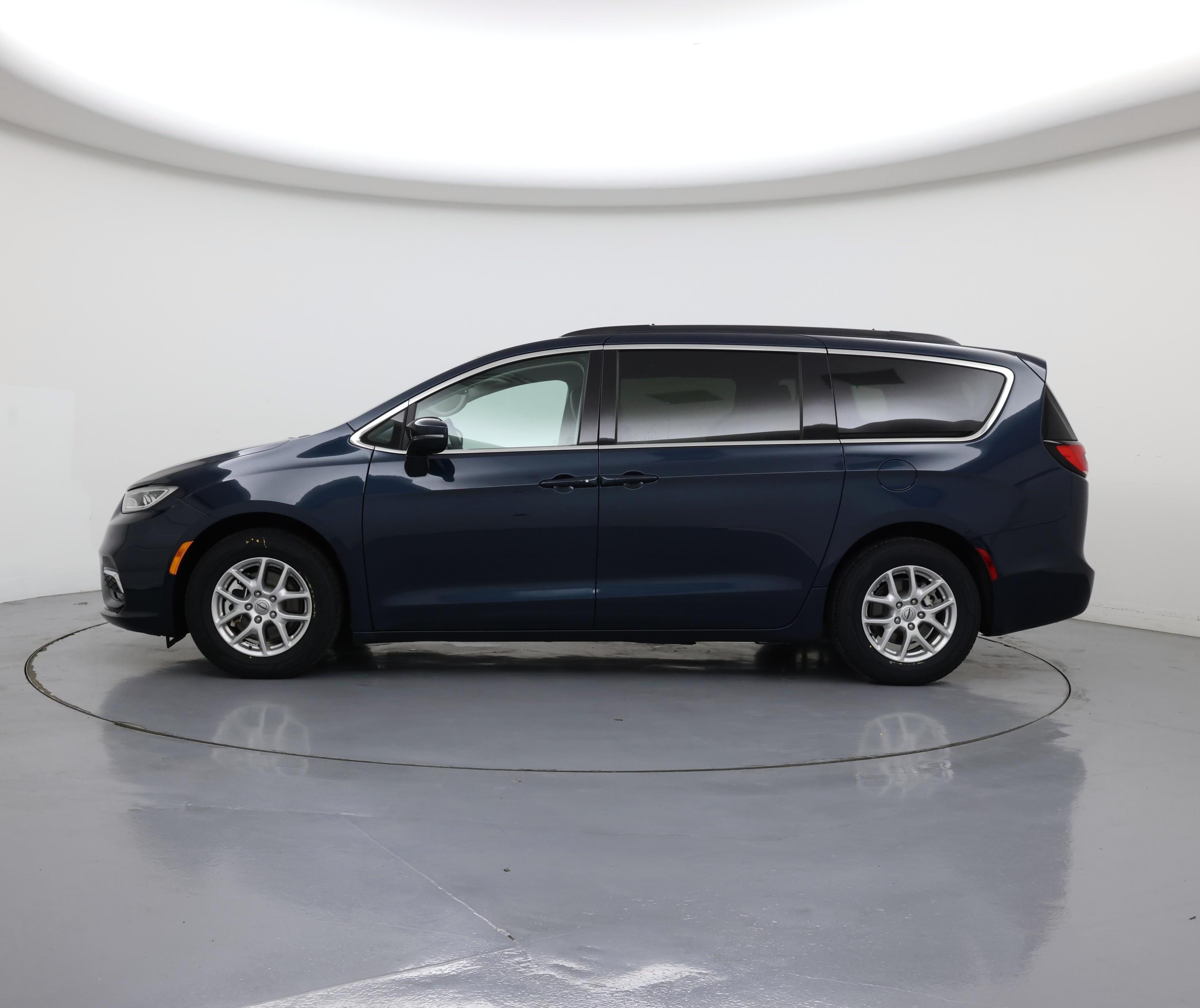 Thumbnail: 2022 Chrysler Pacifica - 3