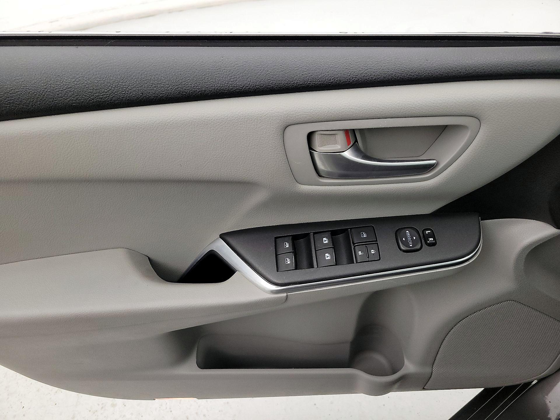 Thumbnail: 2016 Toyota Camry - 12