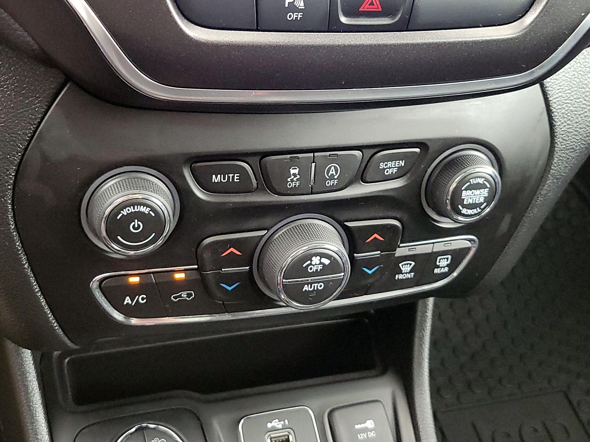 Thumbnail: 2020 Jeep Cherokee - 16