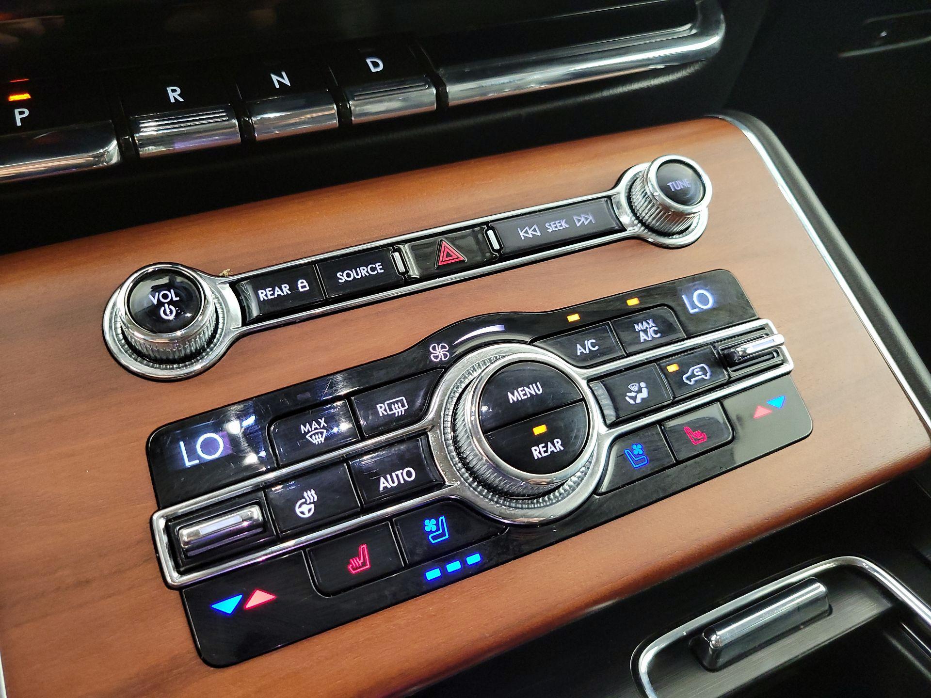 Thumbnail: 2020 Lincoln Aviator - 17
