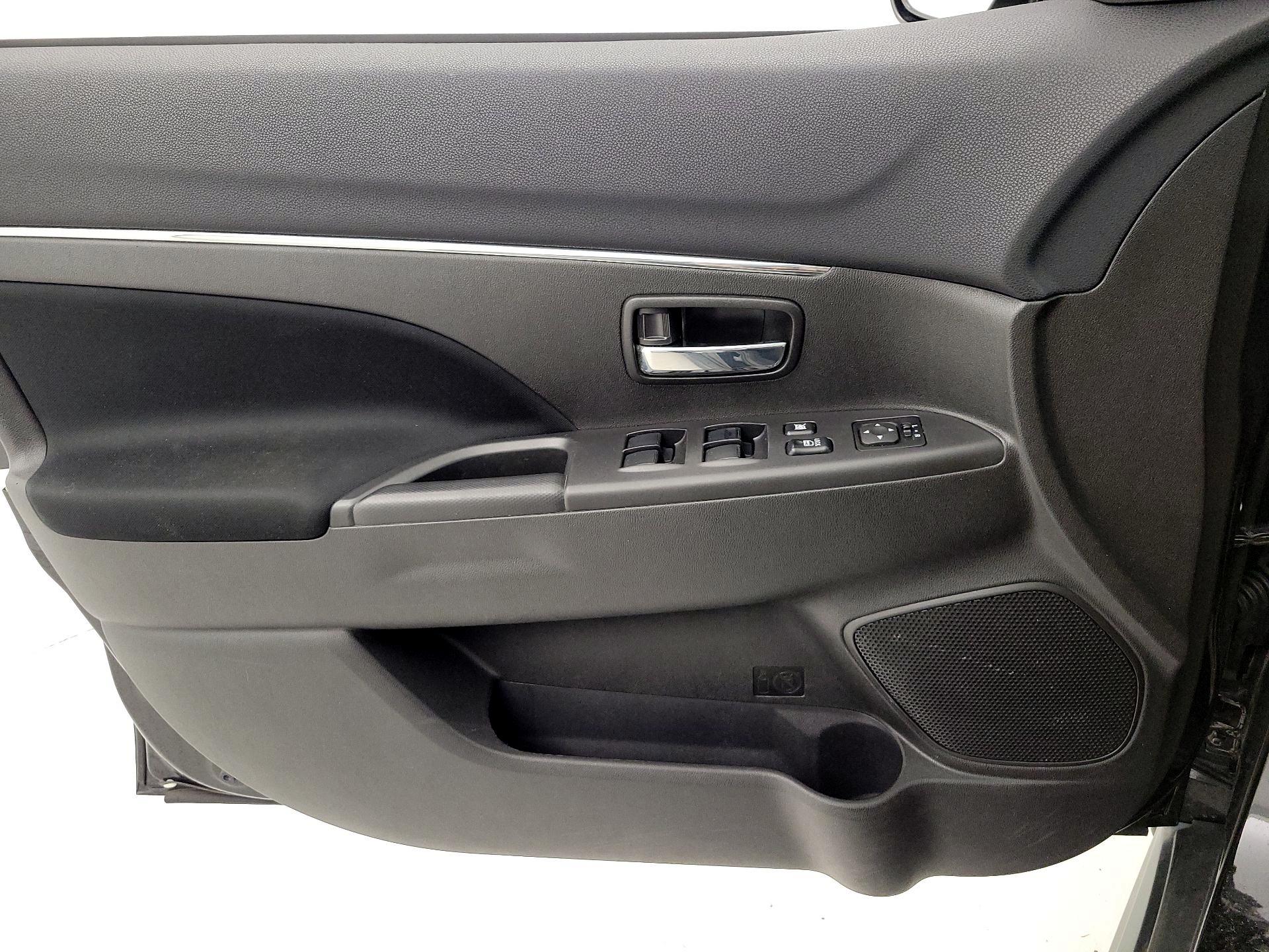 Thumbnail: 2014 Mitsubishi Outlander Sport - 12