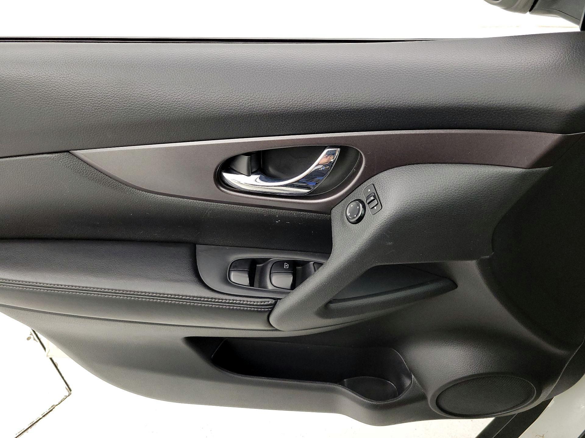 Thumbnail: 2016 Nissan Rogue - 12