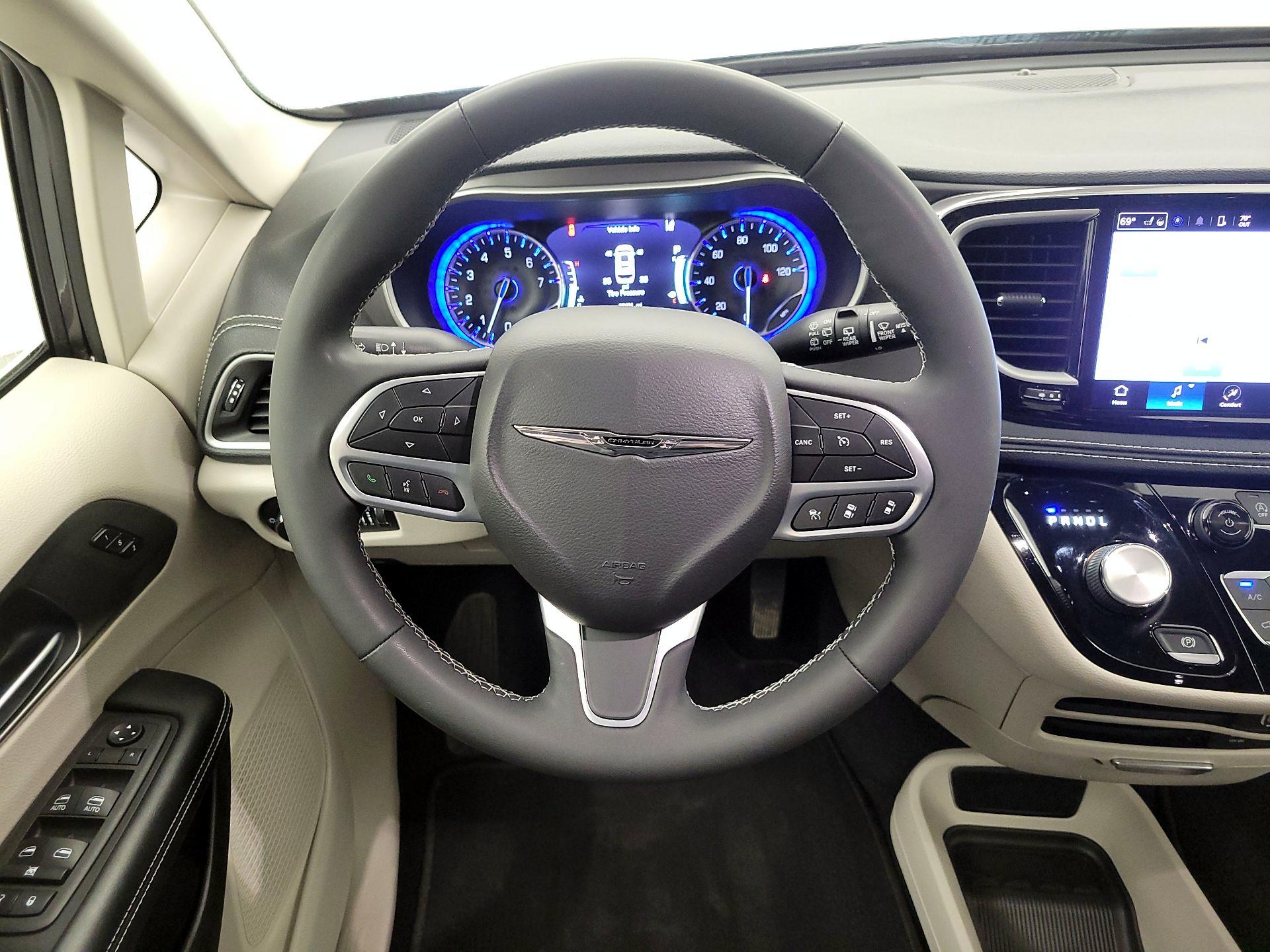 Thumbnail: 2022 Chrysler Pacifica - 10