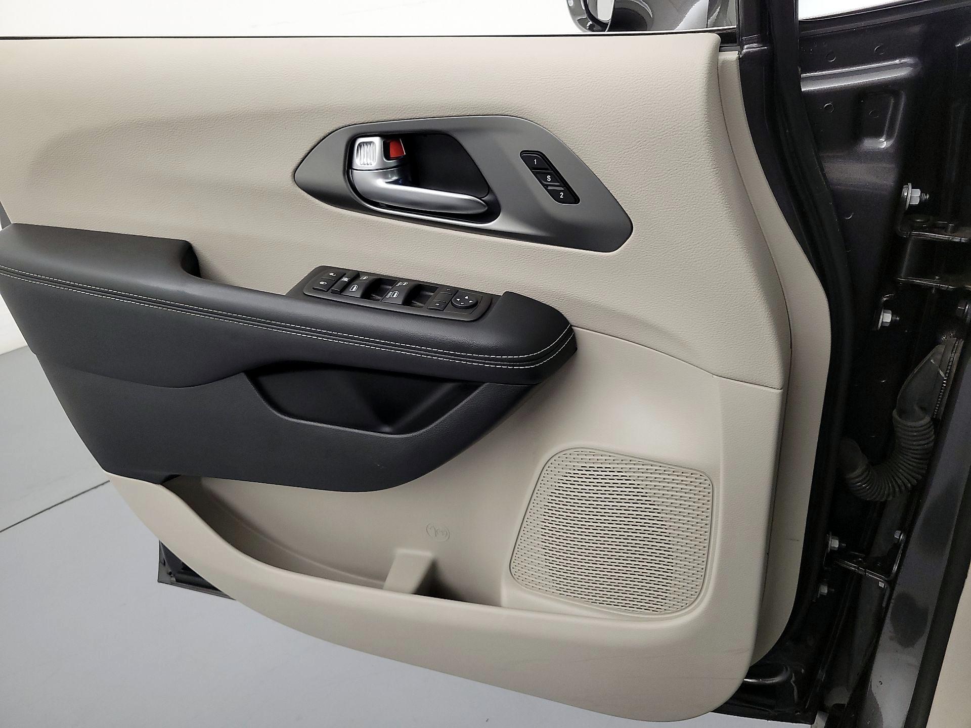 Thumbnail: 2022 Chrysler Pacifica - 12