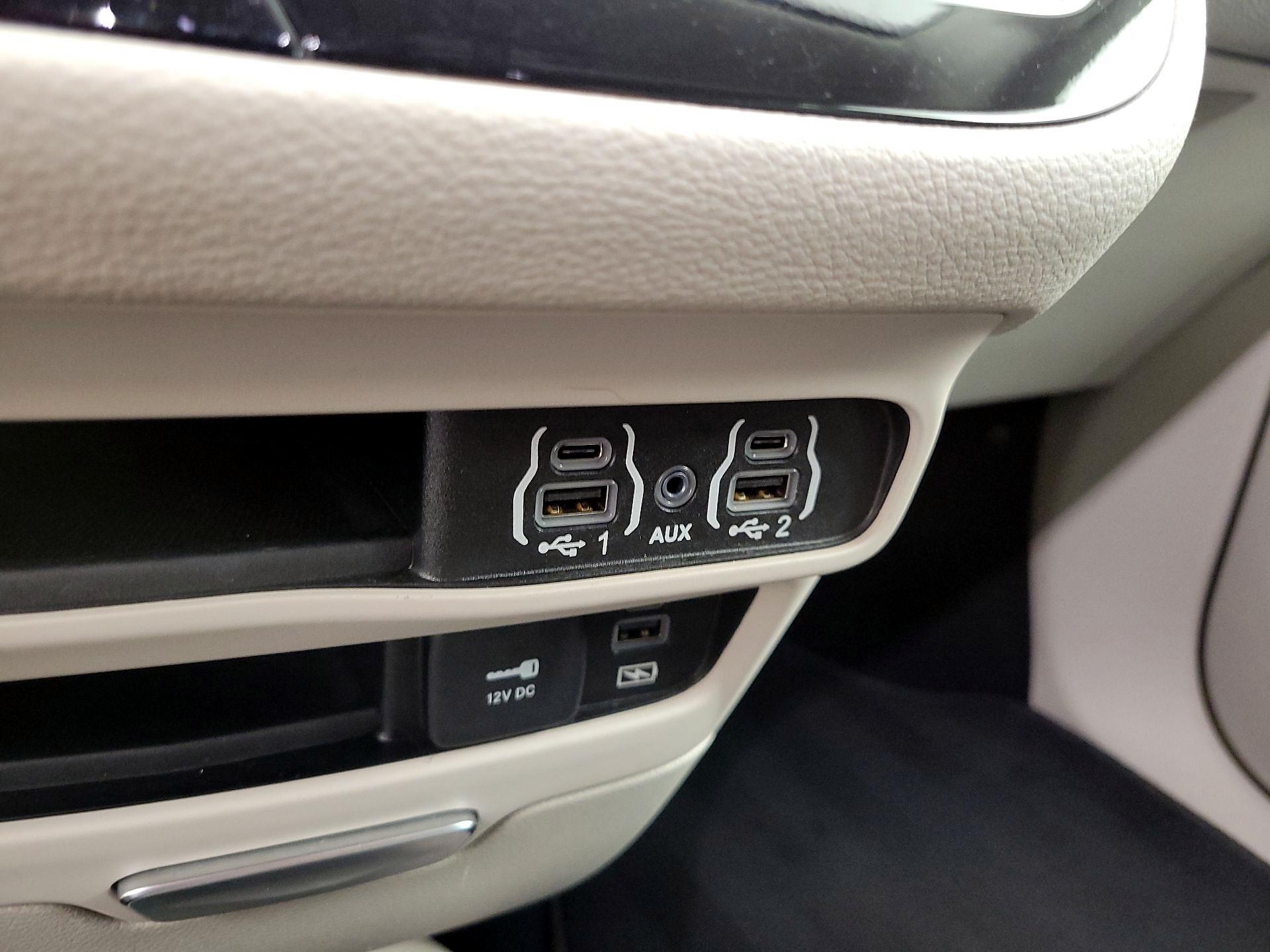 Thumbnail: 2022 Chrysler Pacifica - 18