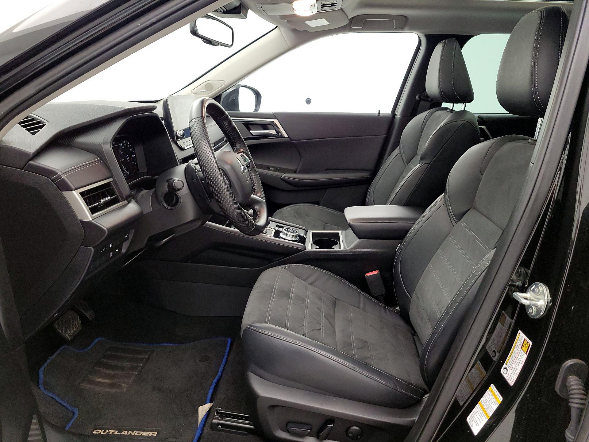 Thumbnail: 2023 Mitsubishi Outlander - 11