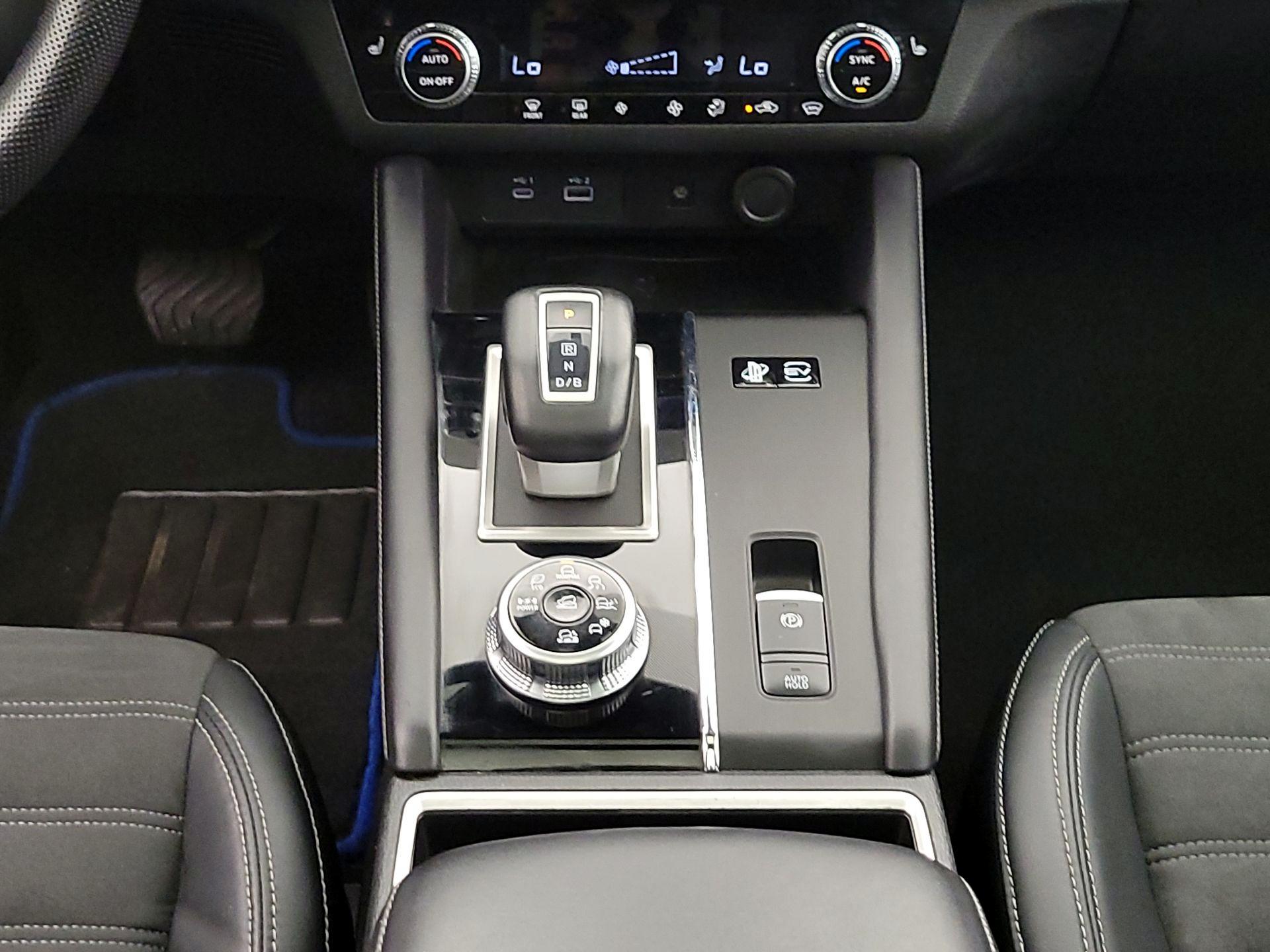 Thumbnail: 2023 Mitsubishi Outlander - 18