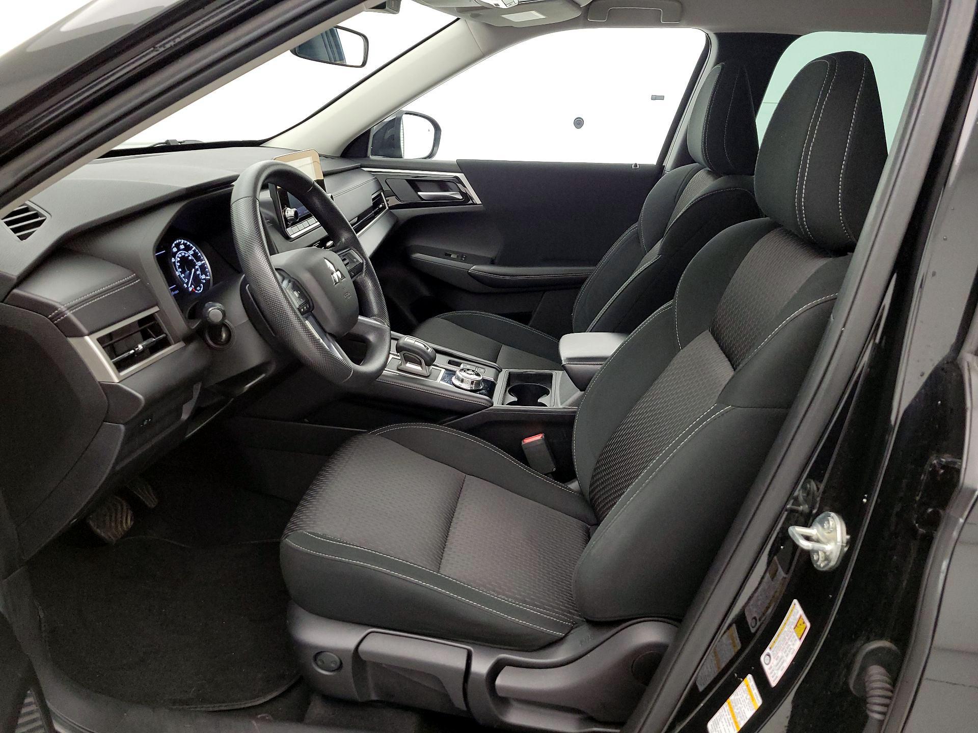 Thumbnail: 2022 Mitsubishi Outlander - 11