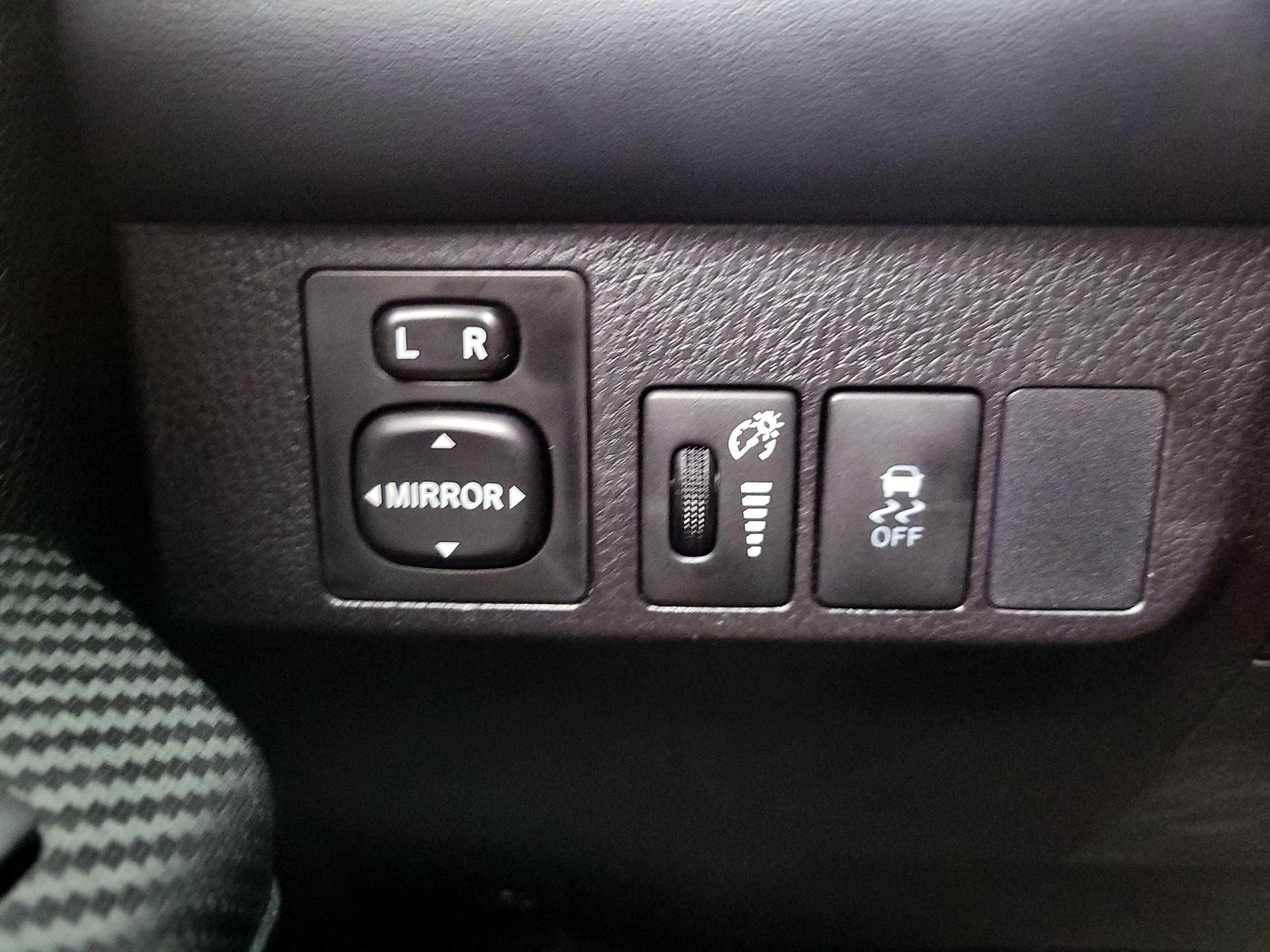 Thumbnail: 2015 Toyota RAV4 - 13
