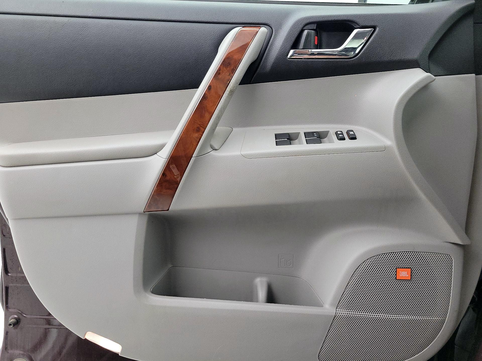 Thumbnail: 2013 Toyota Highlander - 12