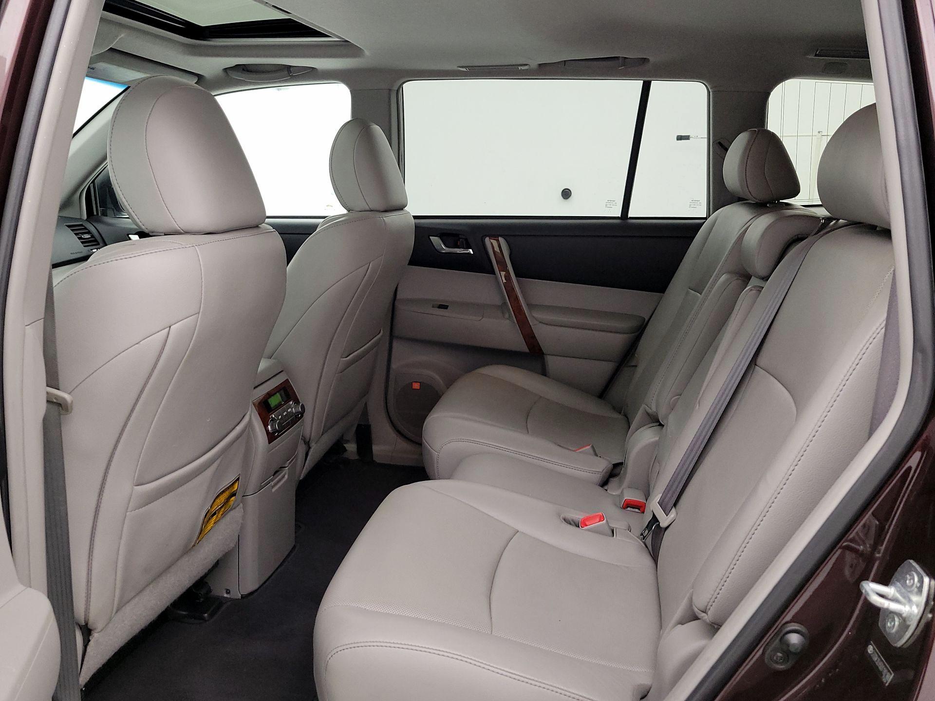 Thumbnail: 2013 Toyota Highlander - 20