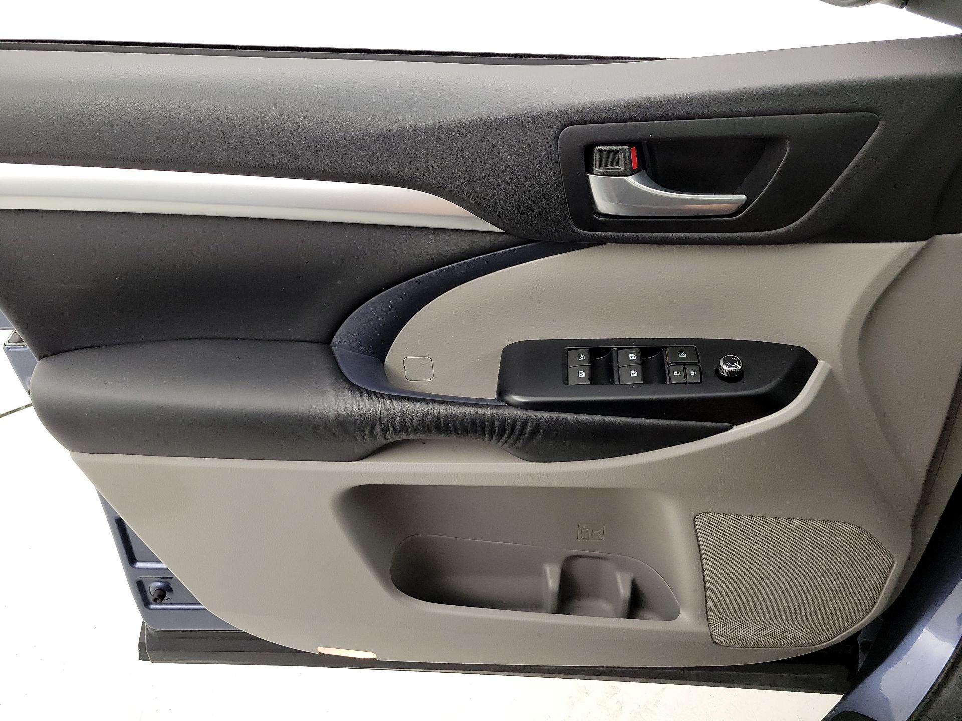 Thumbnail: 2015 Toyota Highlander - 12