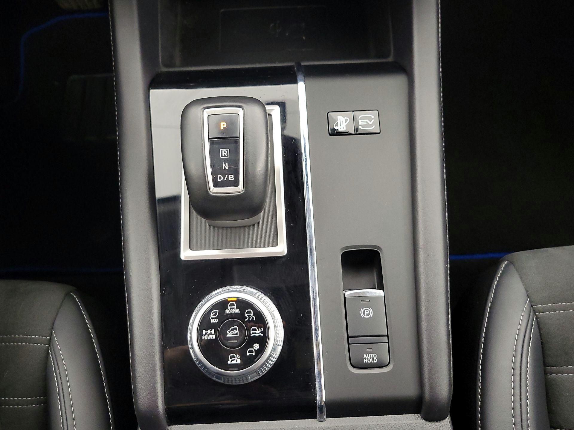 Thumbnail: 2023 Mitsubishi Outlander - 18