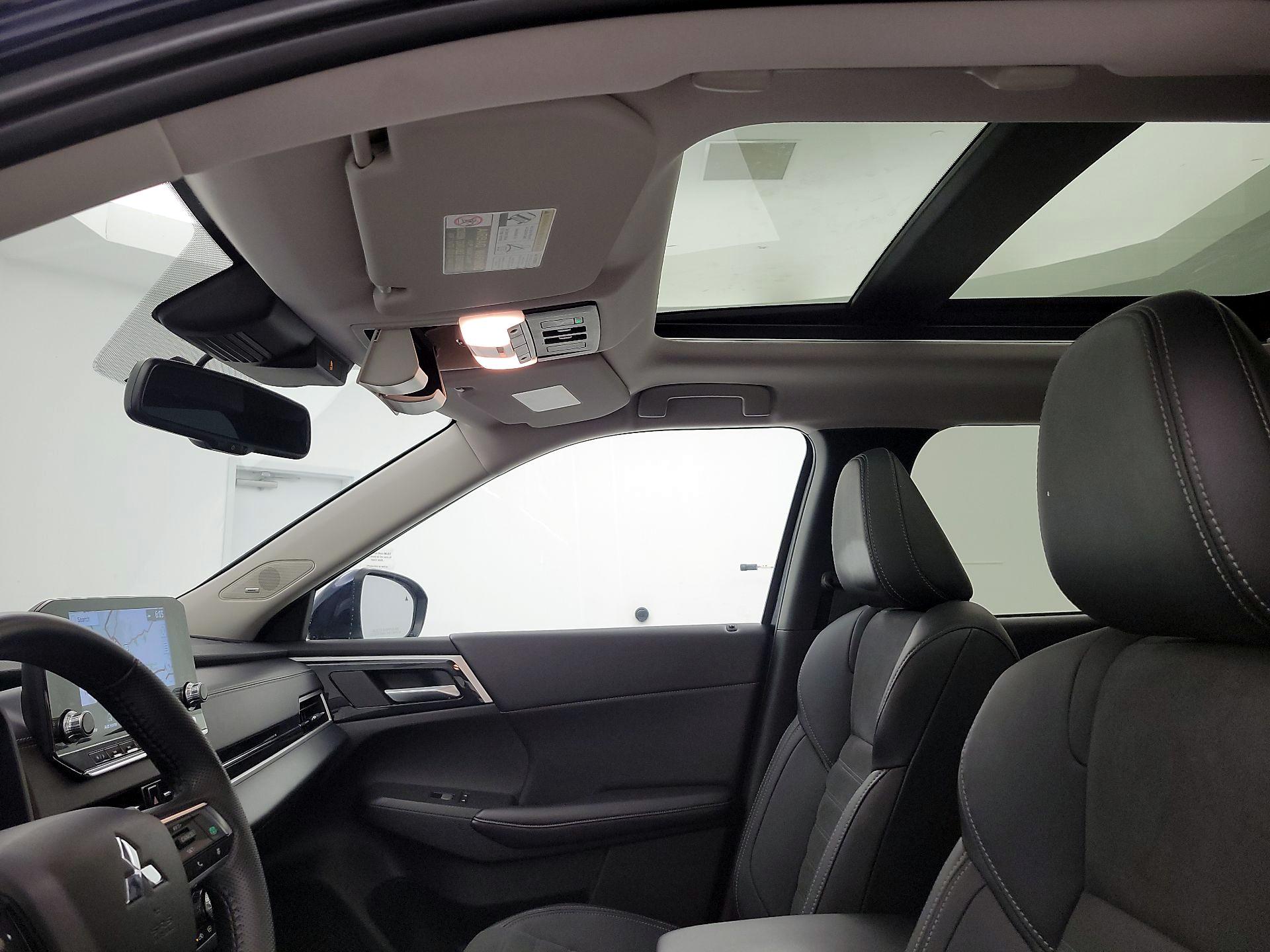 Thumbnail: 2023 Mitsubishi Outlander - 20