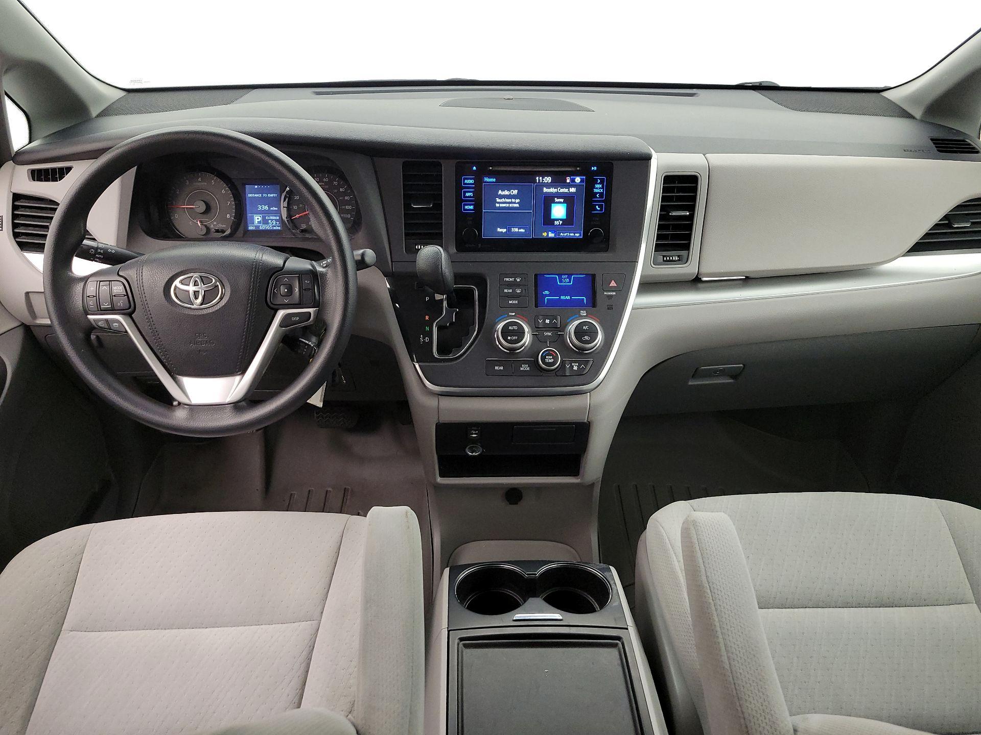 Thumbnail: 2015 Toyota Sienna - 9