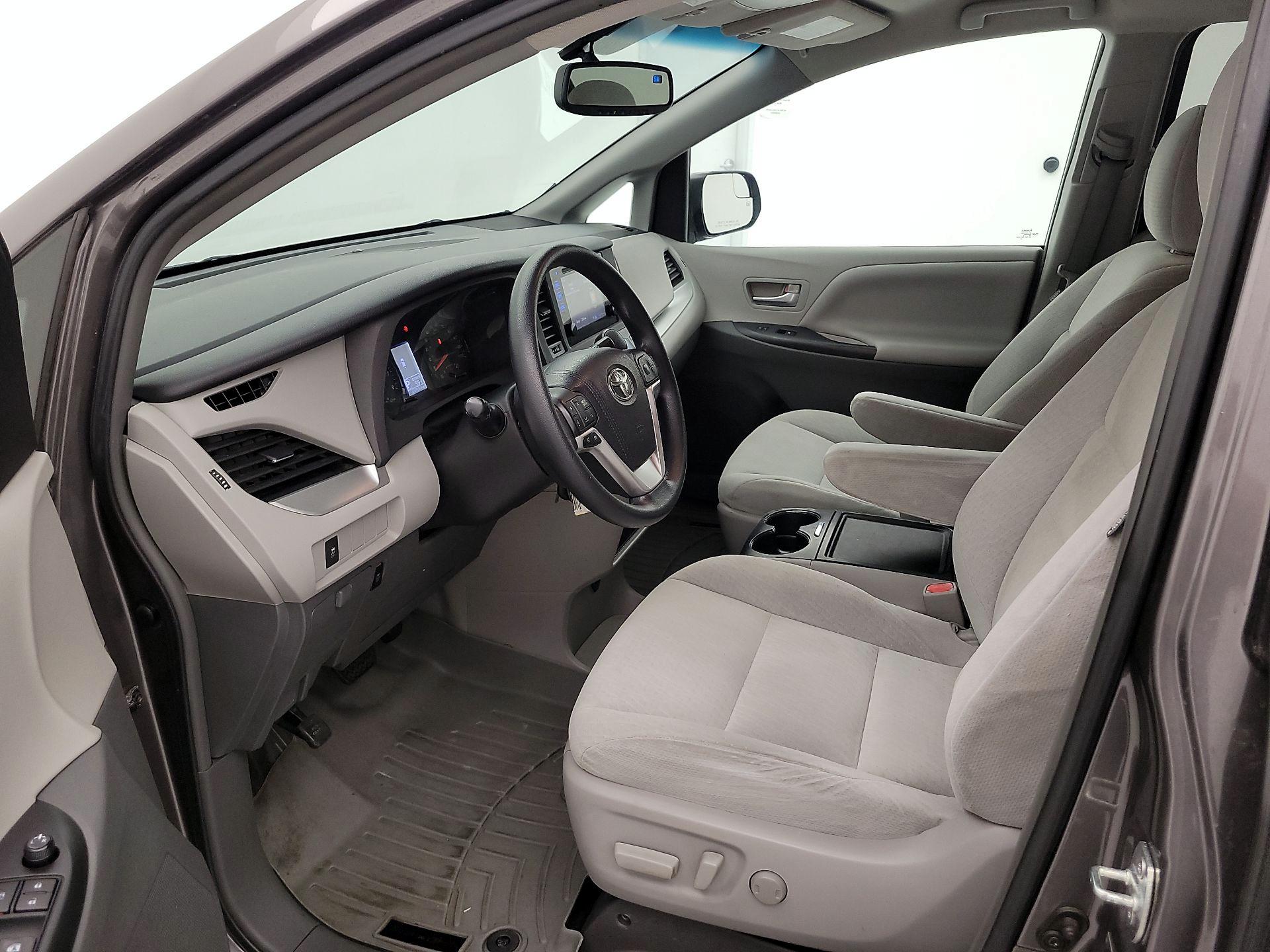 Thumbnail: 2015 Toyota Sienna - 11