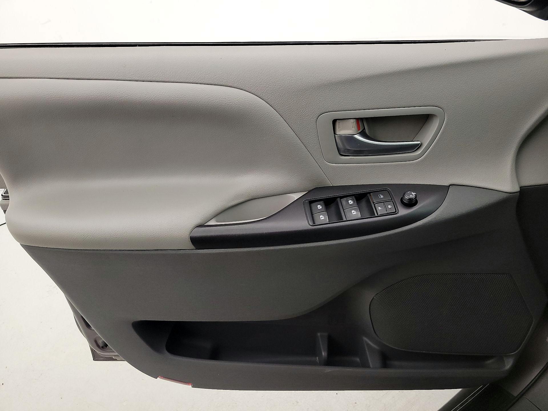 Thumbnail: 2015 Toyota Sienna - 12