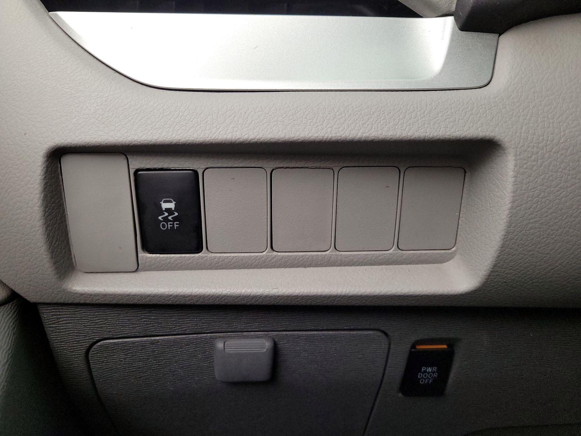 Thumbnail: 2015 Toyota Sienna - 13