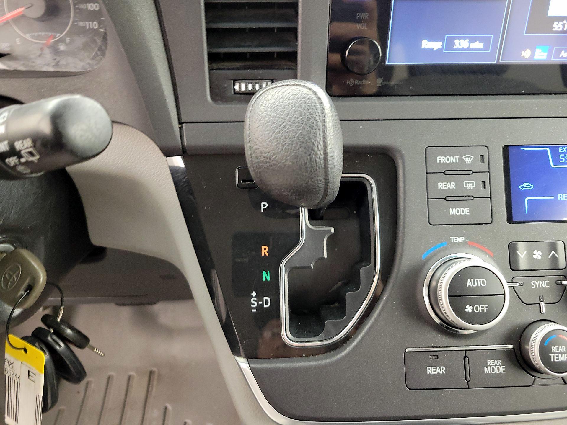 Thumbnail: 2015 Toyota Sienna - 17