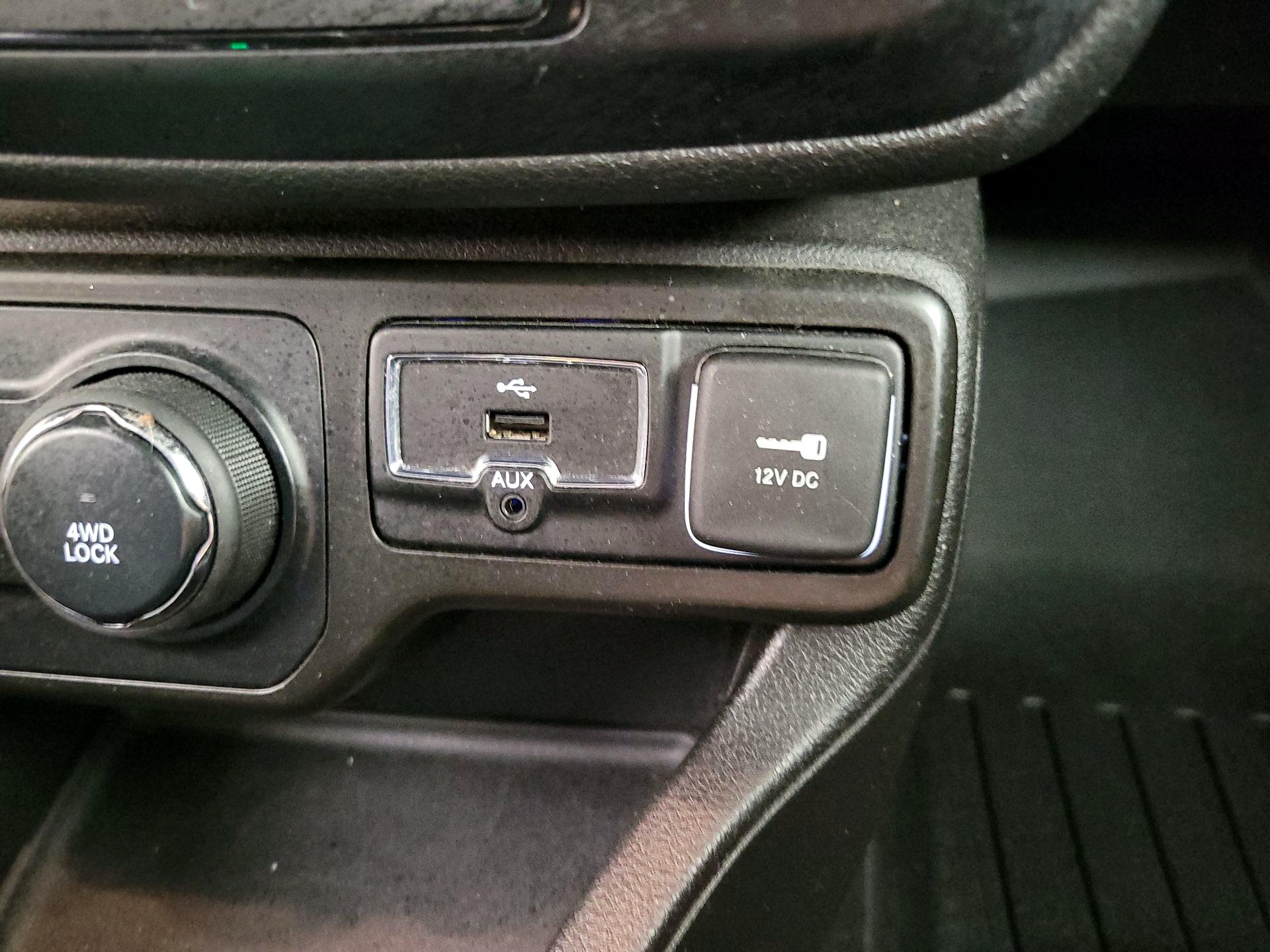 Thumbnail: 2020 Jeep Renegade - 18