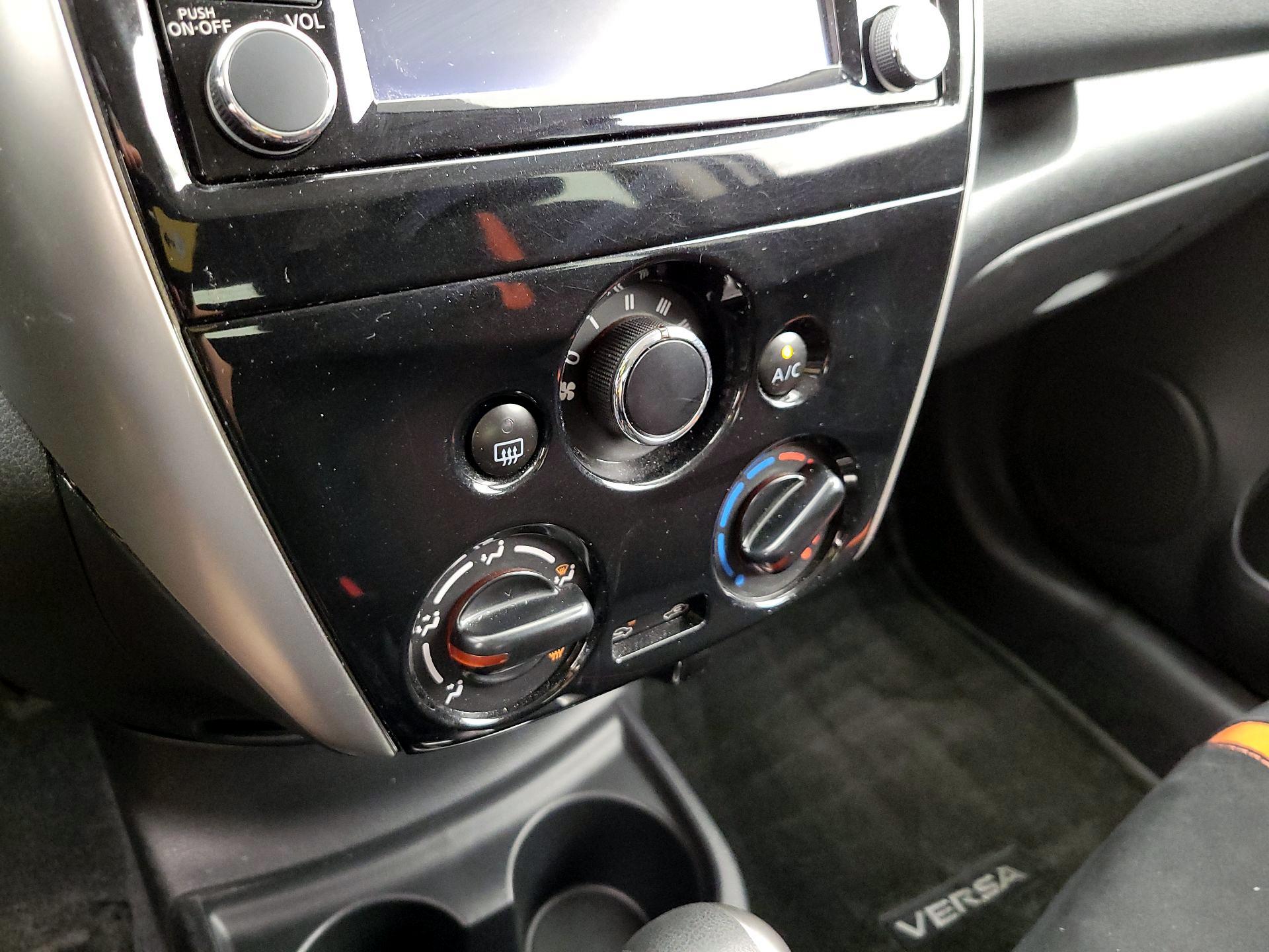 Thumbnail: 2015 Nissan Versa Note - 17