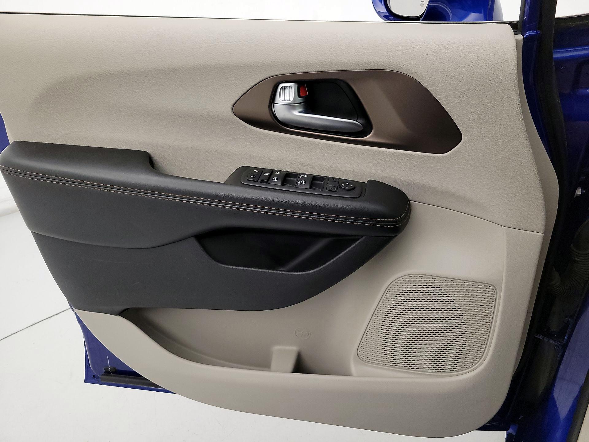 Thumbnail: 2019 Chrysler Pacifica - 12