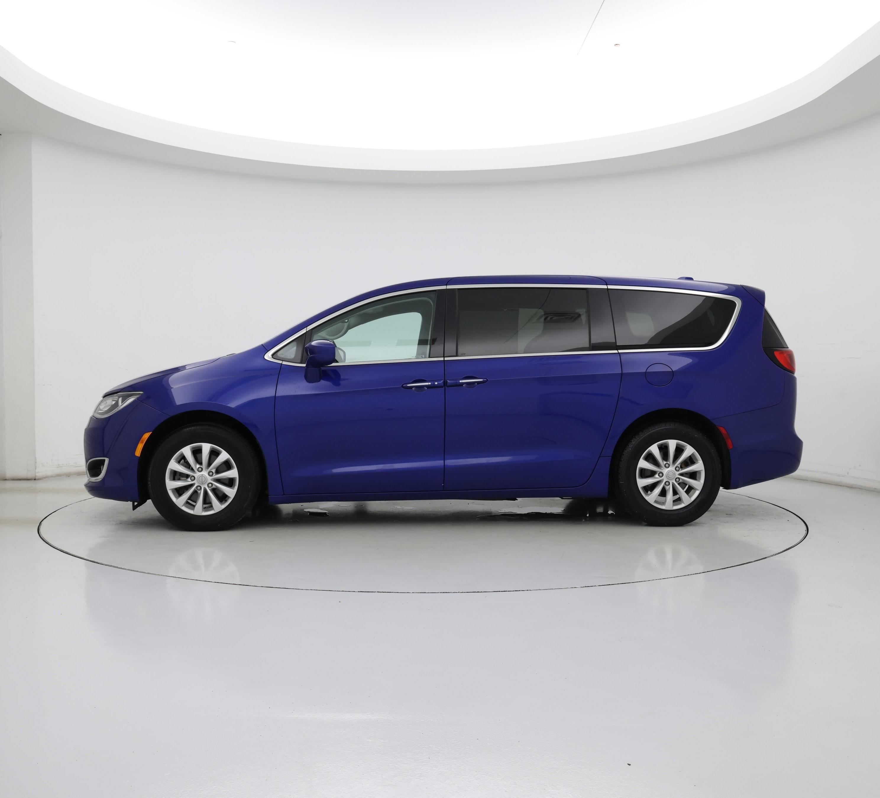 Thumbnail: 2019 Chrysler Pacifica - 3