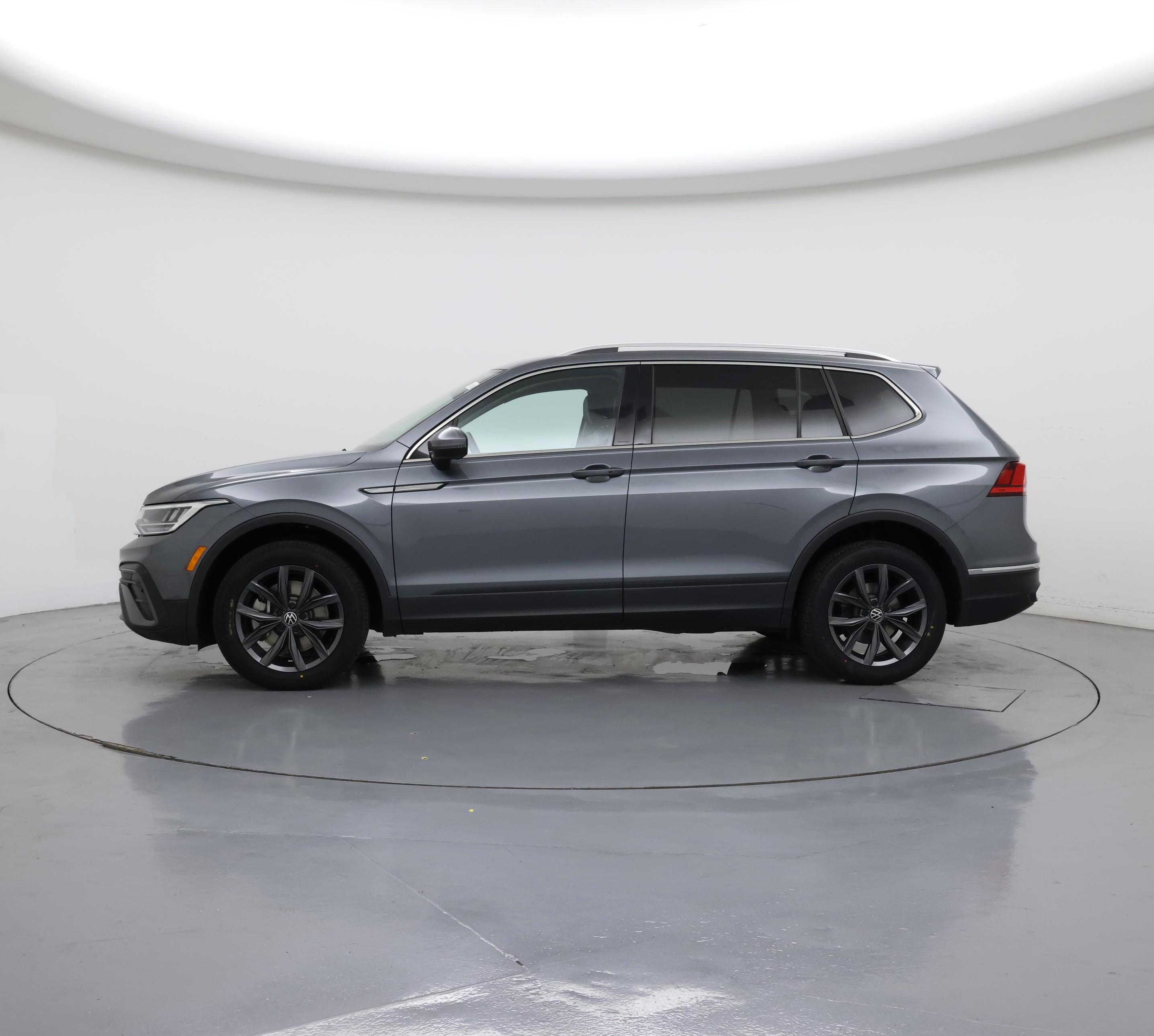 Thumbnail: 2022 Volkswagen Tiguan - 3