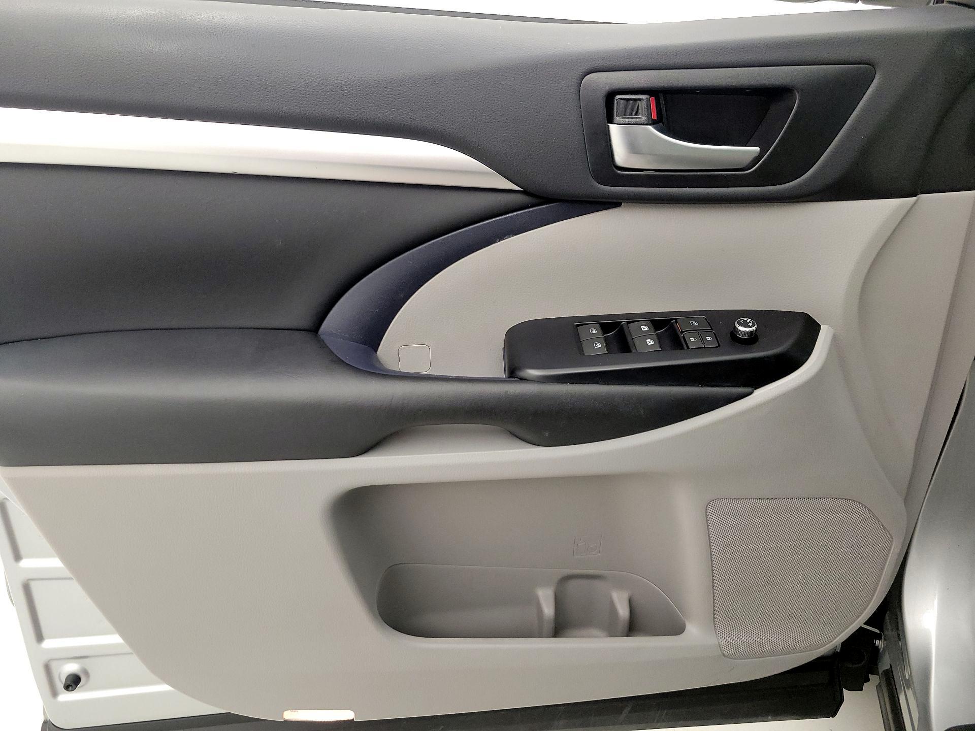 Thumbnail: 2019 Toyota Highlander - 12