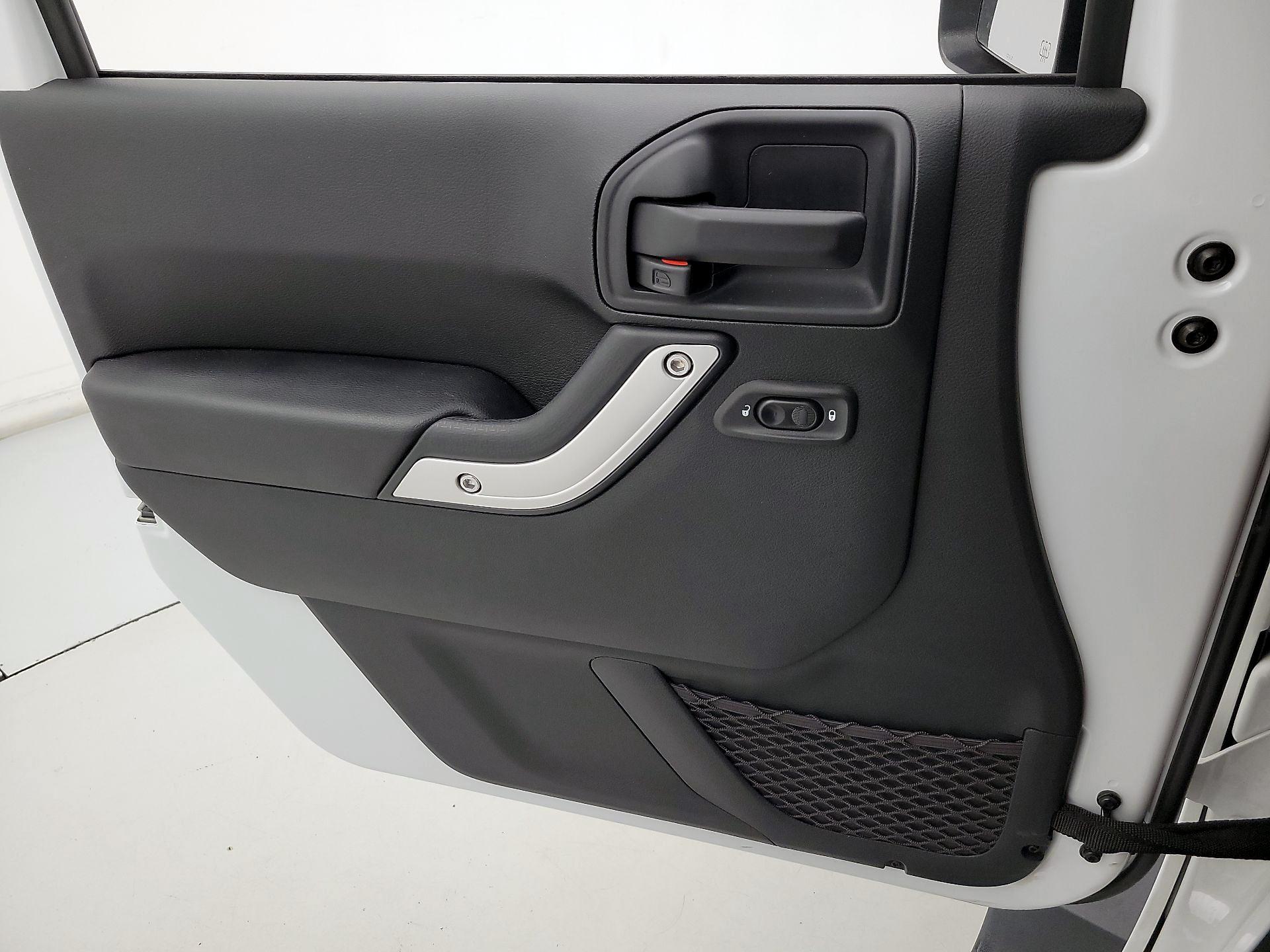 Thumbnail: 2017 Jeep Wrangler - 12