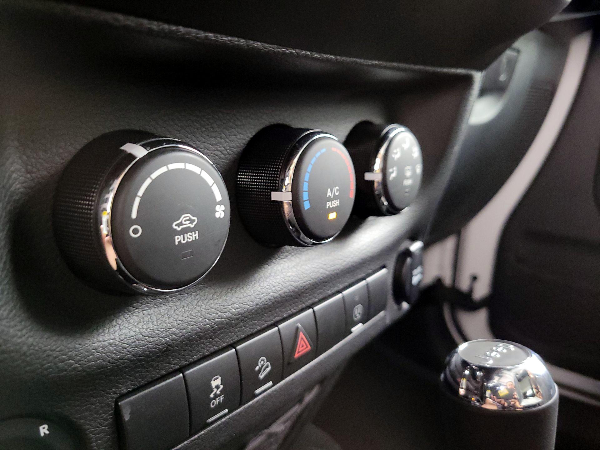 Thumbnail: 2017 Jeep Wrangler - 14