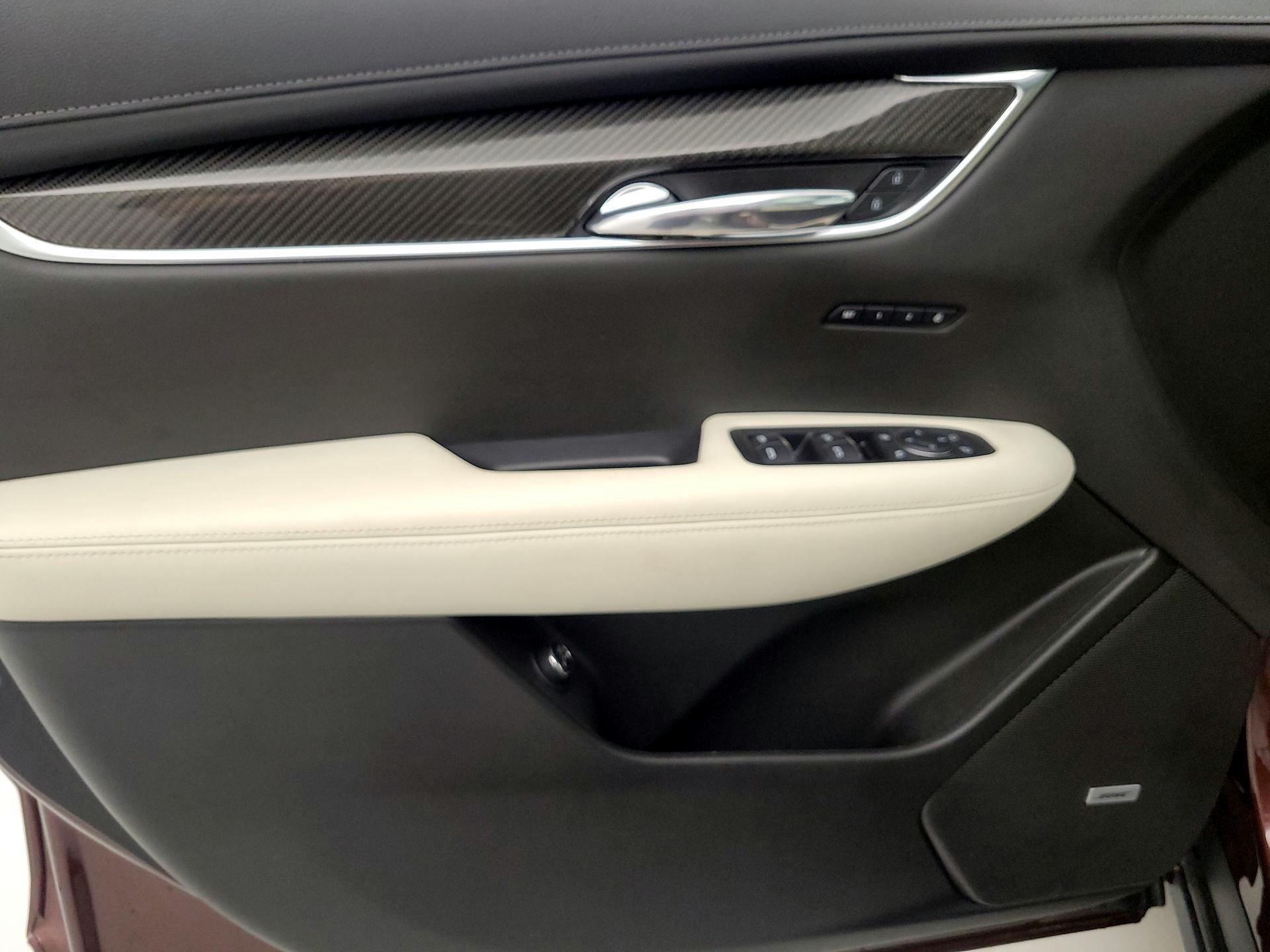 Thumbnail: 2022 Cadillac XT6 - 12