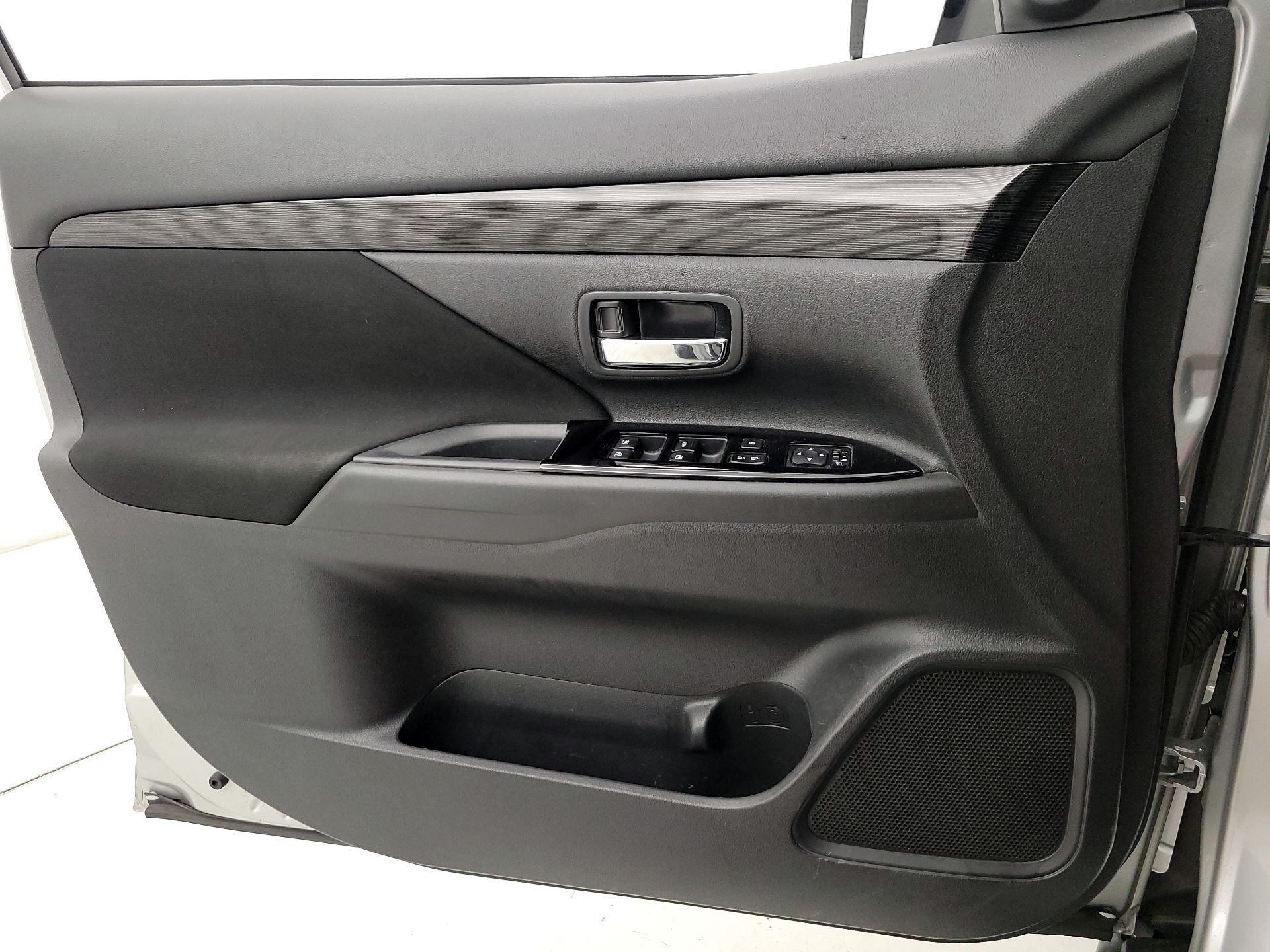 Thumbnail: 2018 Mitsubishi Outlander - 12
