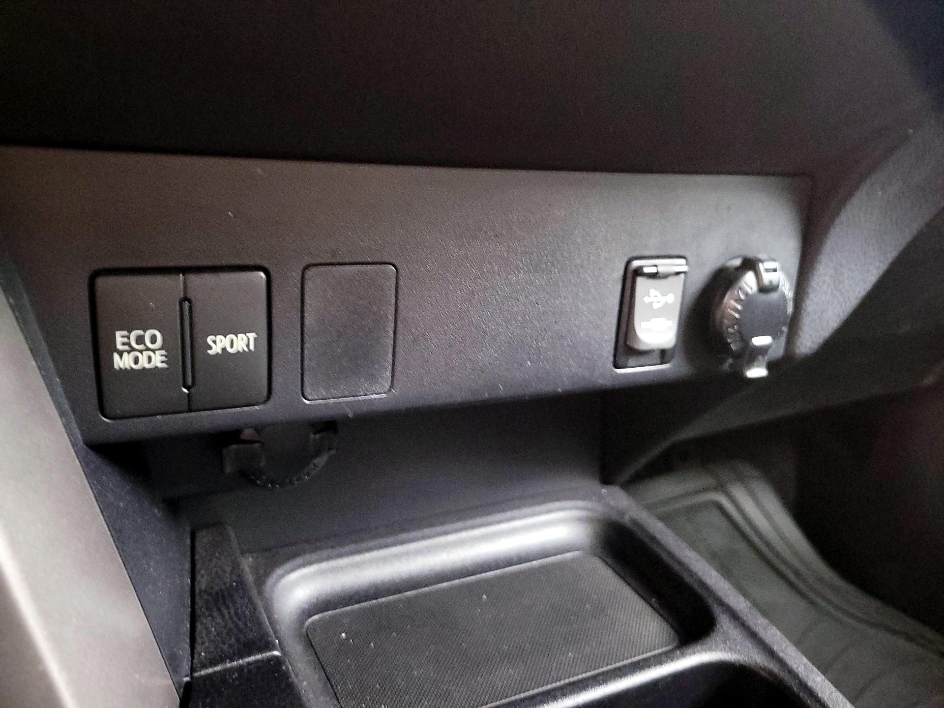 Thumbnail: 2016 Toyota RAV4 - 18