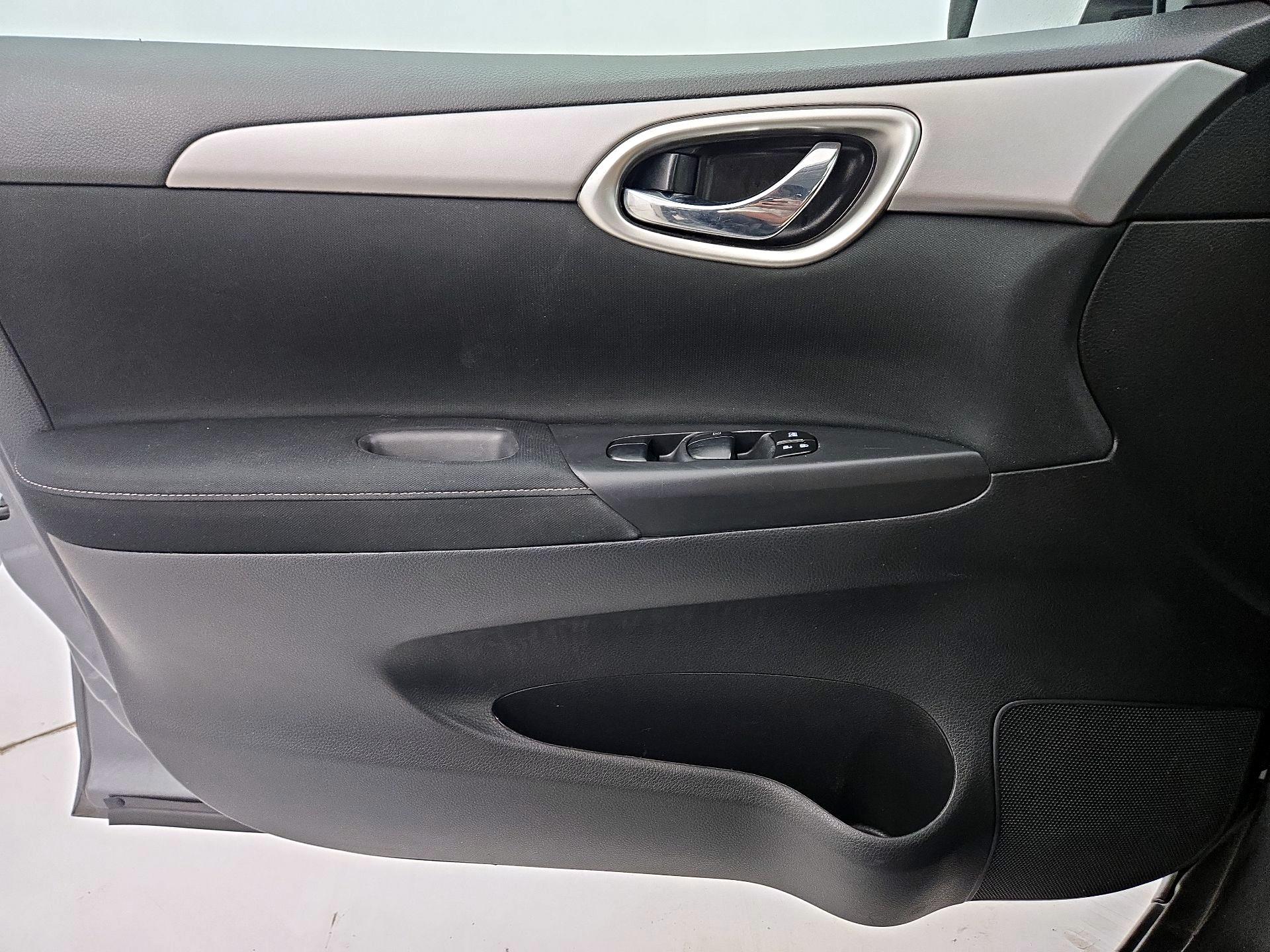 Thumbnail: 2015 Nissan Sentra - 12