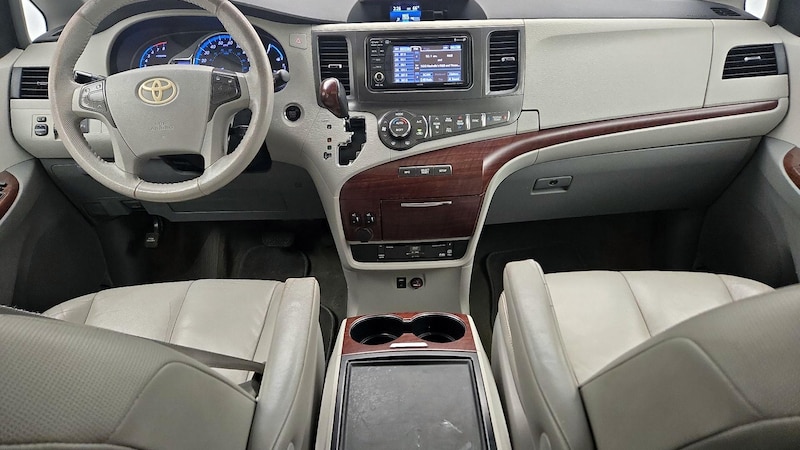 2013 Toyota Sienna XLE 9
