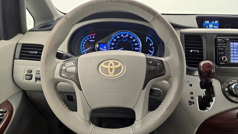 2013 Toyota Sienna XLE 10