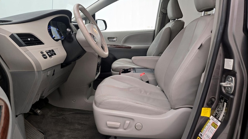 2013 Toyota Sienna XLE 11