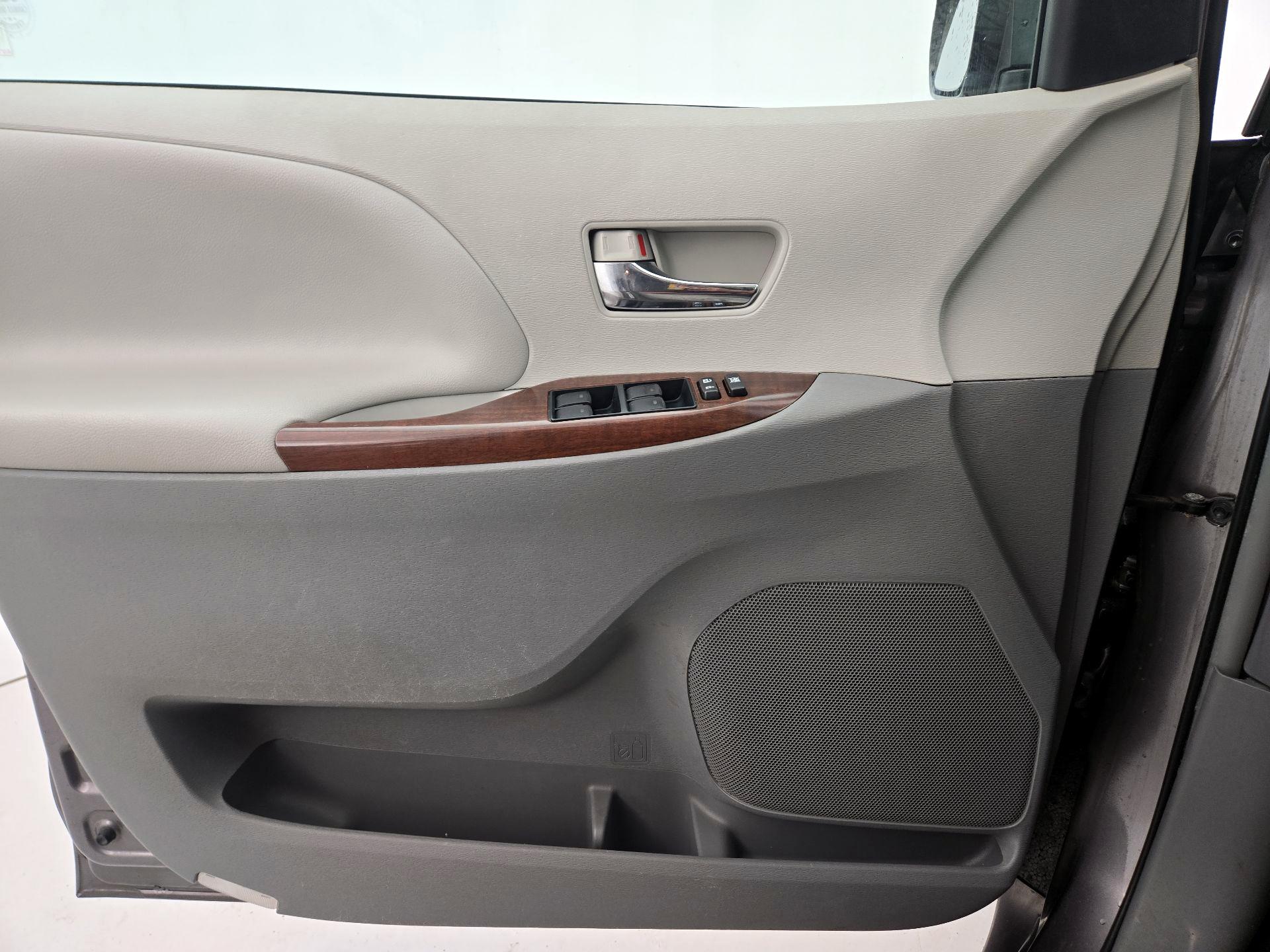 Thumbnail: 2013 Toyota Sienna - 12