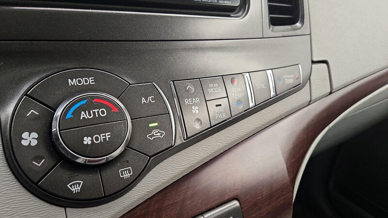 2013 Toyota Sienna XLE 16