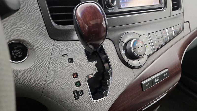 2013 Toyota Sienna XLE 17