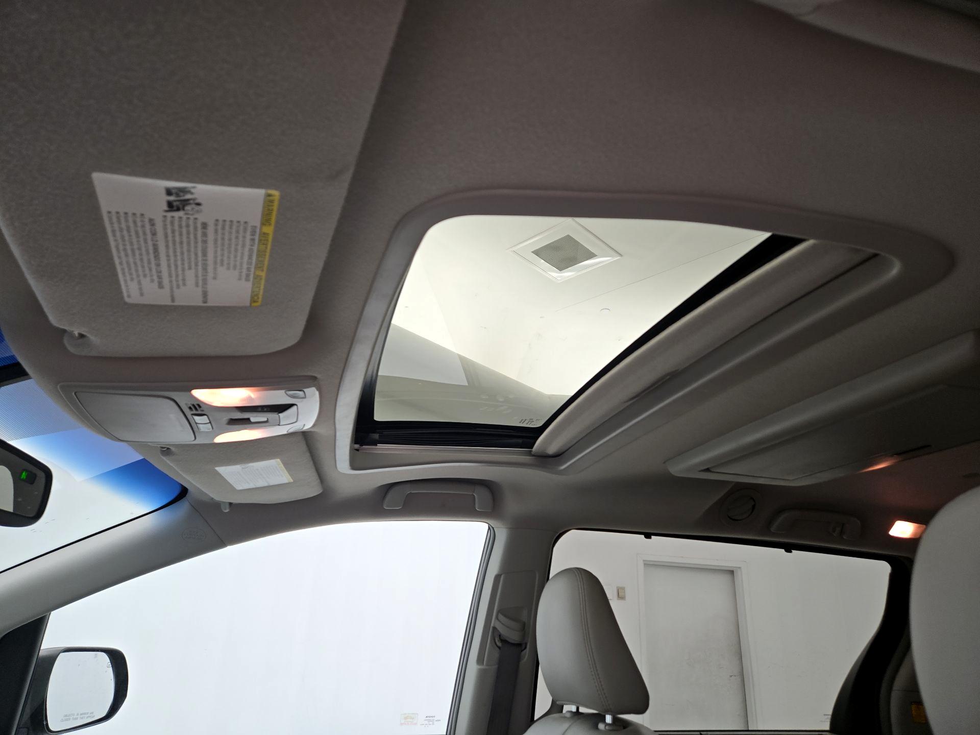 Thumbnail: 2013 Toyota Sienna - 19