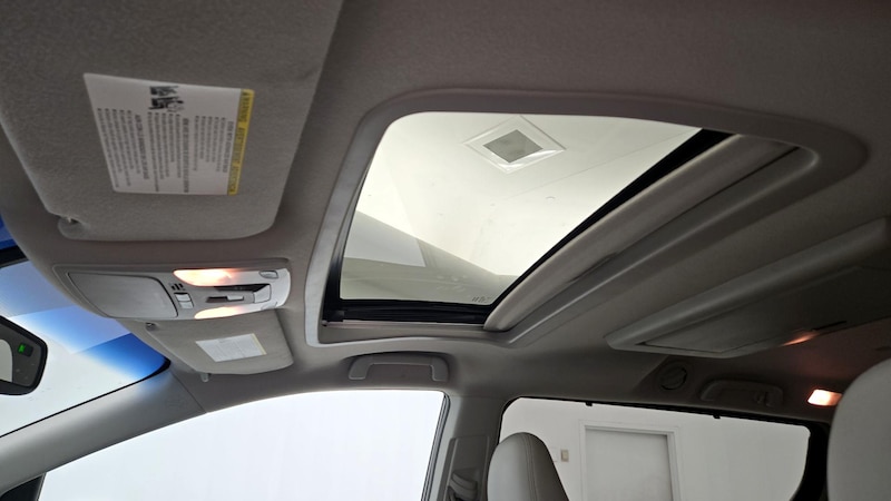 2013 Toyota Sienna XLE 19